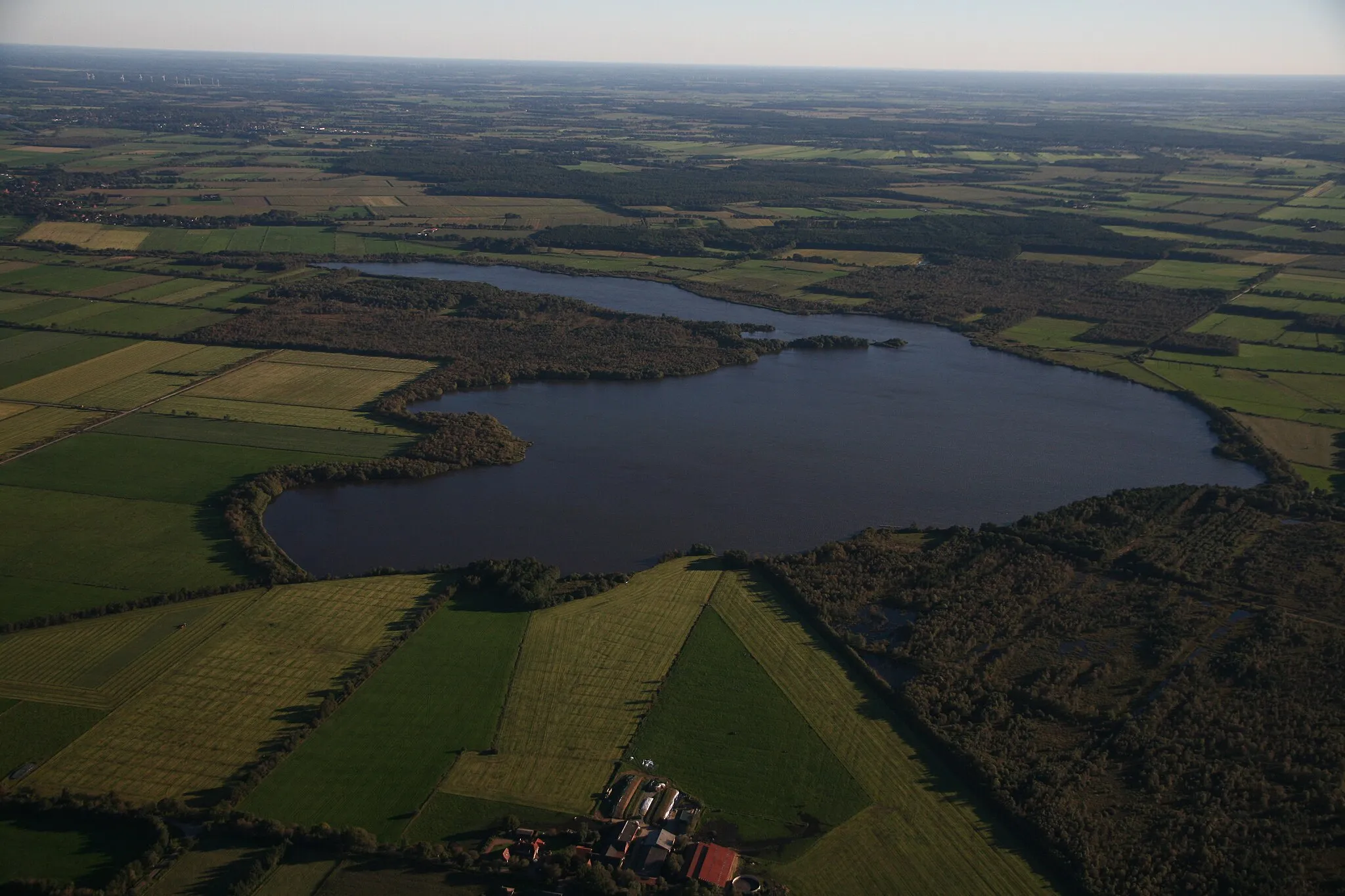 Photo showing: A aerial photograph of a unidentified location.