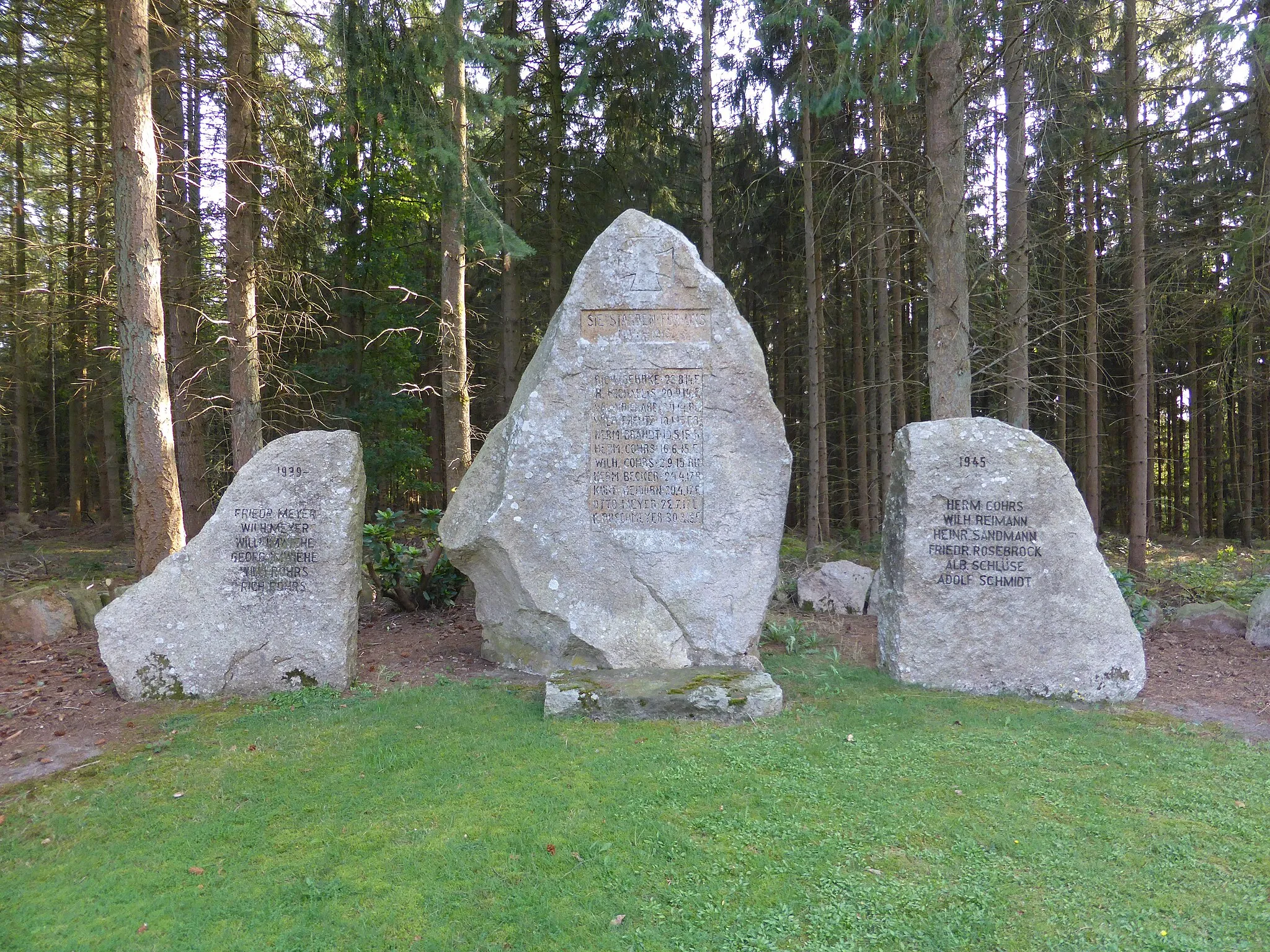 Photo showing: Kriegerdenkmal in Ahrsen.