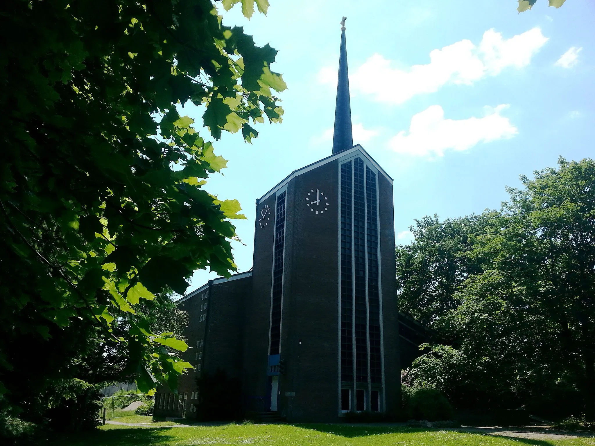 Photo showing: The Evangelical Lutheran Mark Church in Stade, built from 1963 to 1965 in Hahle, a locality of Stade. Seen from North.