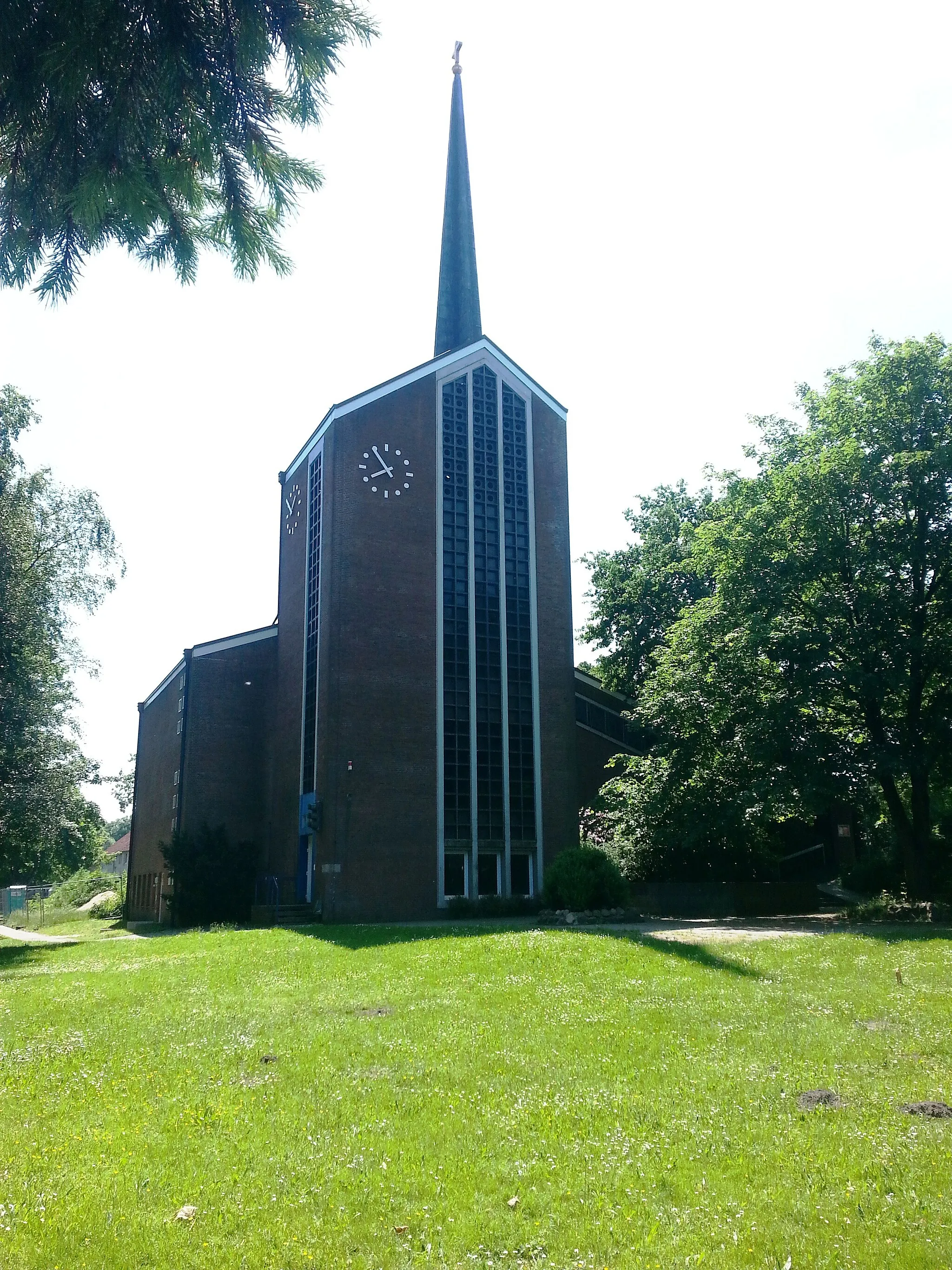 Photo showing: The Evangelical Lutheran Mark Church in Stade, built from 1963 to 1965 in Hahle, a locality of Stade. Seen from North.