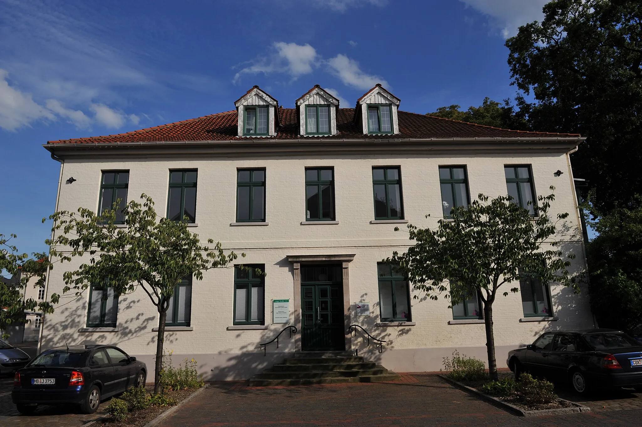 Photo showing: Historical building in Bremerhaven, northern Germany

Wohnhaus für den ersten Leher Amtmann, Lange Straße 123, erbaut 1830 The object shown is a protected cultural monument in the Free Hanseatic City of Bremen with the number 1578  registered with the State Office for Monument Preservation. → Datenbankeintrag