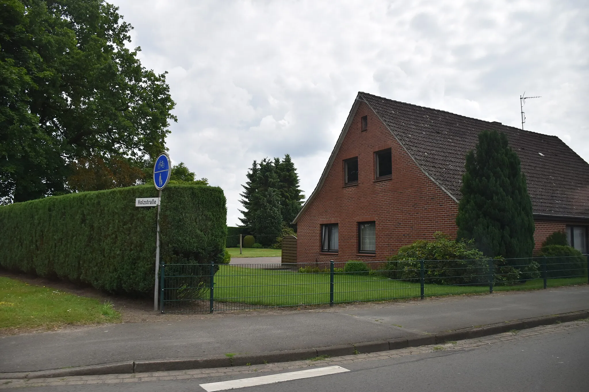 Photo showing: Dwelling-house in Karlshöfen — district of municipality of Gnarrenburg.