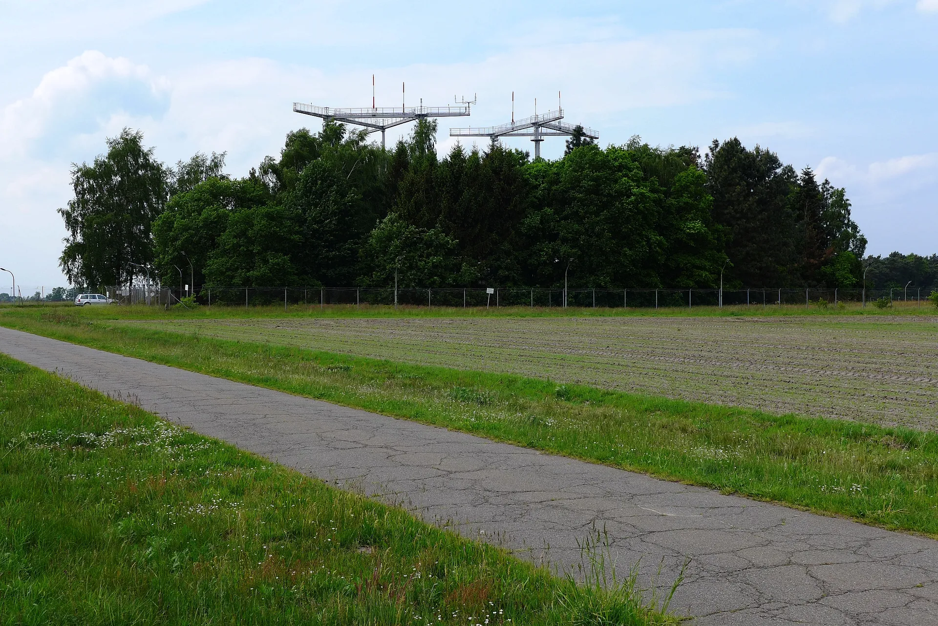 Photo showing: Radaranlage der Bundeswehr am Dorfrand von Hiddingen. Aufnahmedatum 2015-05.