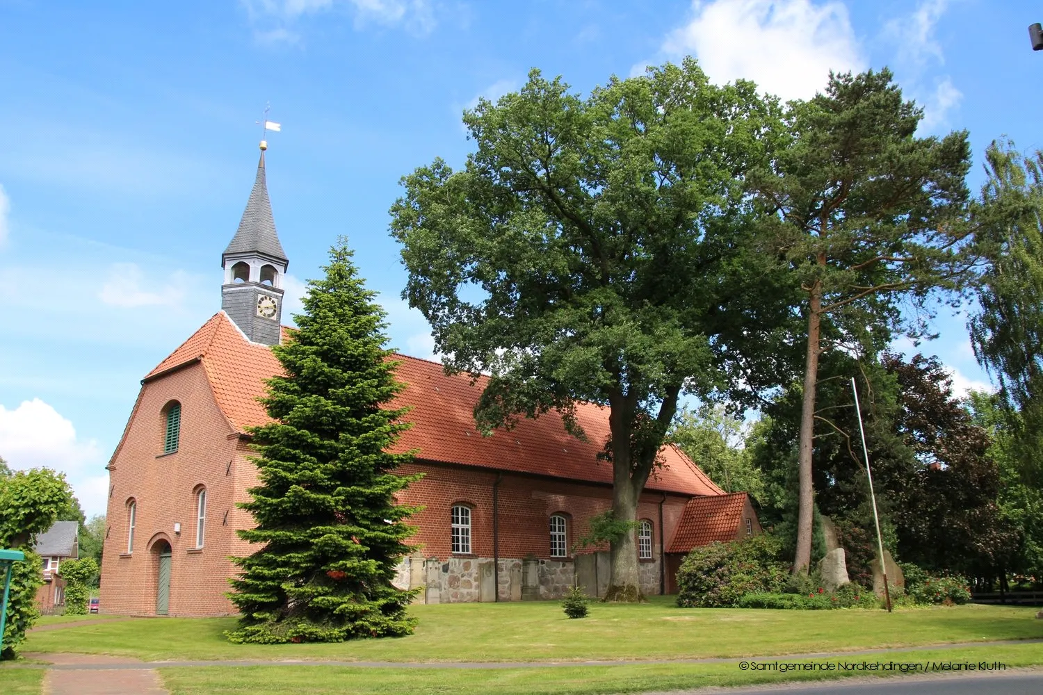 Photo showing: View of the church St. Dionysius in Hamelwörden, Wischhafen.