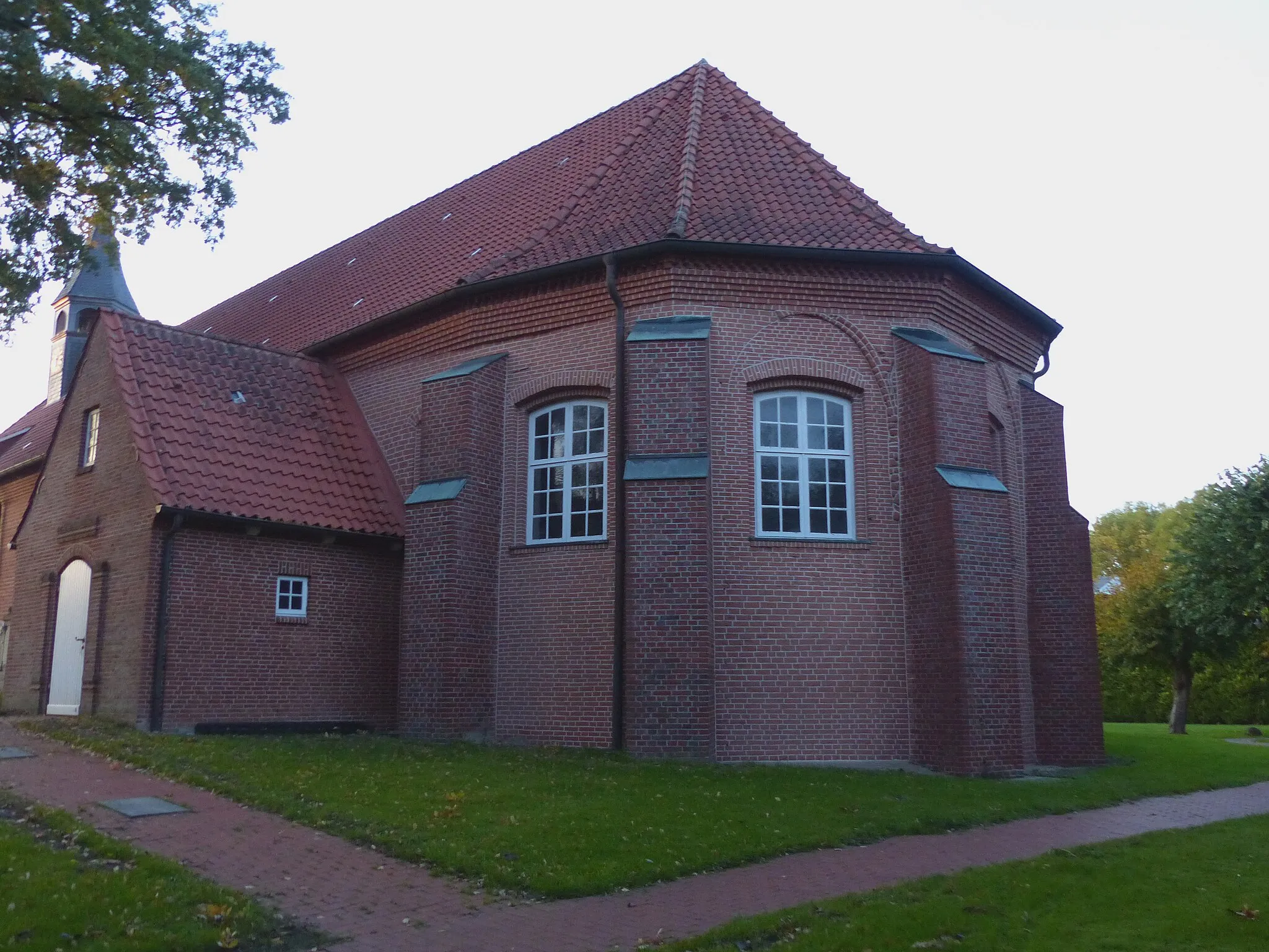 Photo showing: Dorfkirche Hamelwörden von Südosten mit Resten gotischer Bögen am Chor
