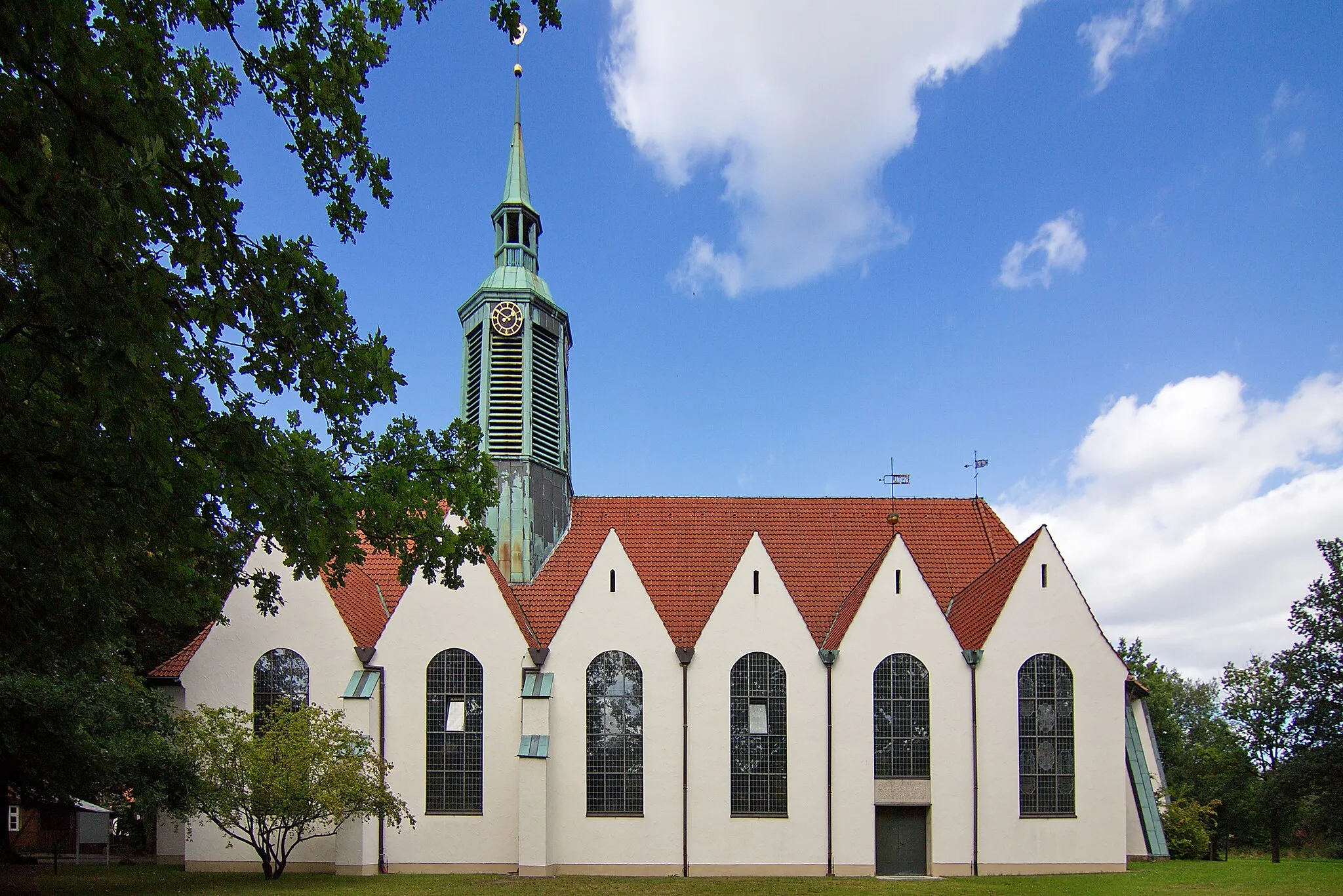 Photo showing: Die St.-Peter-Paul-Kirche von 1450 in Hermannsburg ersetzte das niedergebrannte Vorgängergebäude von 970.