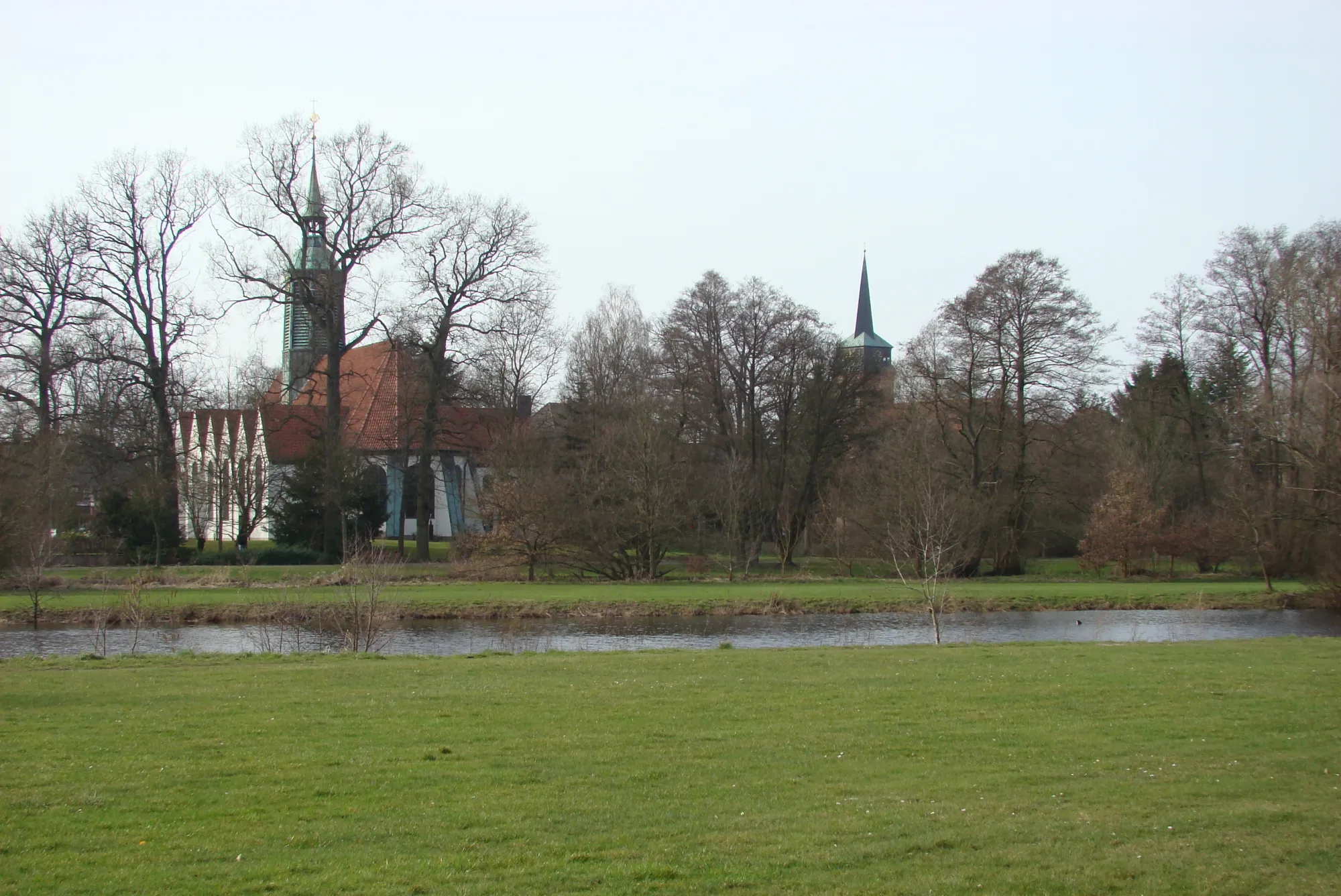 Photo showing: Hermannsburg Örtzepark mit Peter-Paul-Kirche (links) und Großer Kreuzkirche