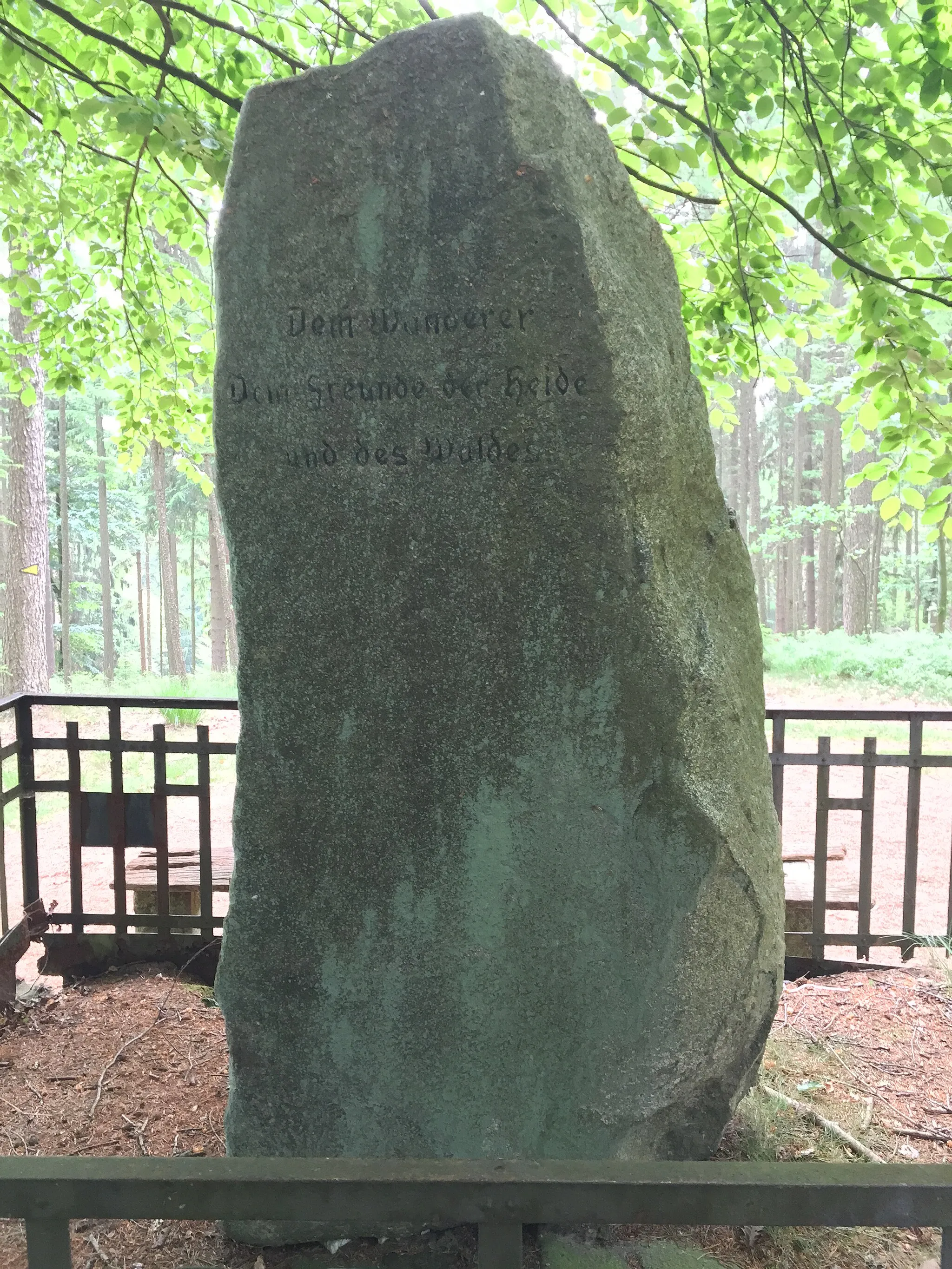 Photo showing: Back, inscribed "Dem Wanderer, Dem Freunde der Heide und des Waldes"
