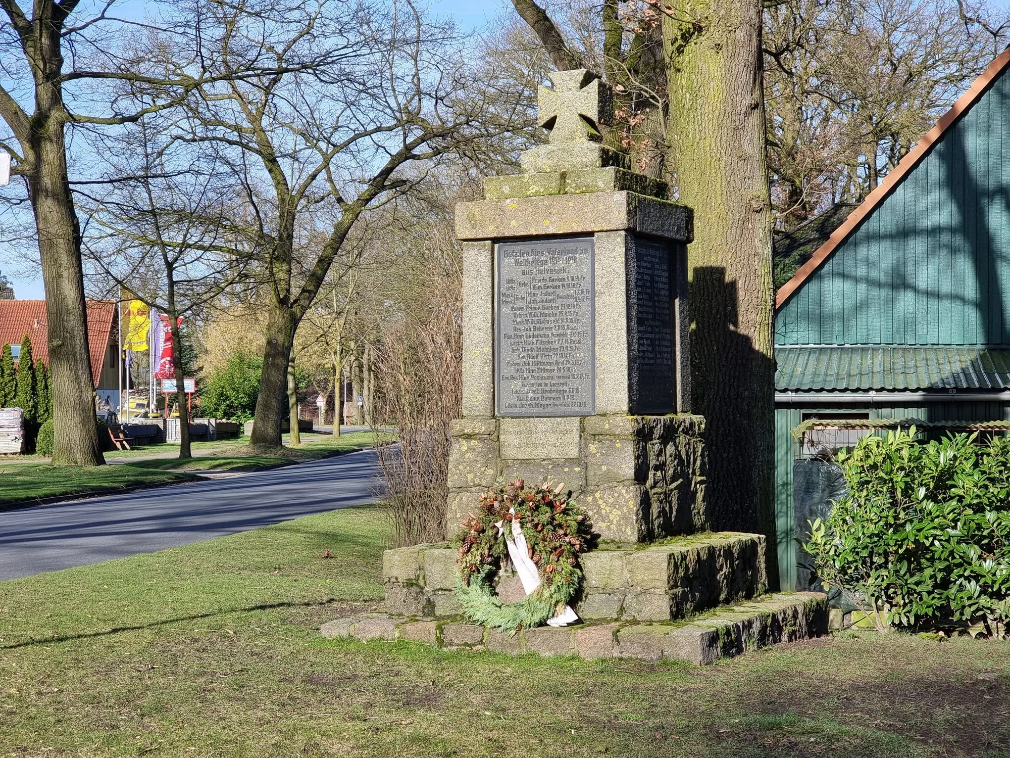 Photo showing: War memorial Helvesiek on the L131