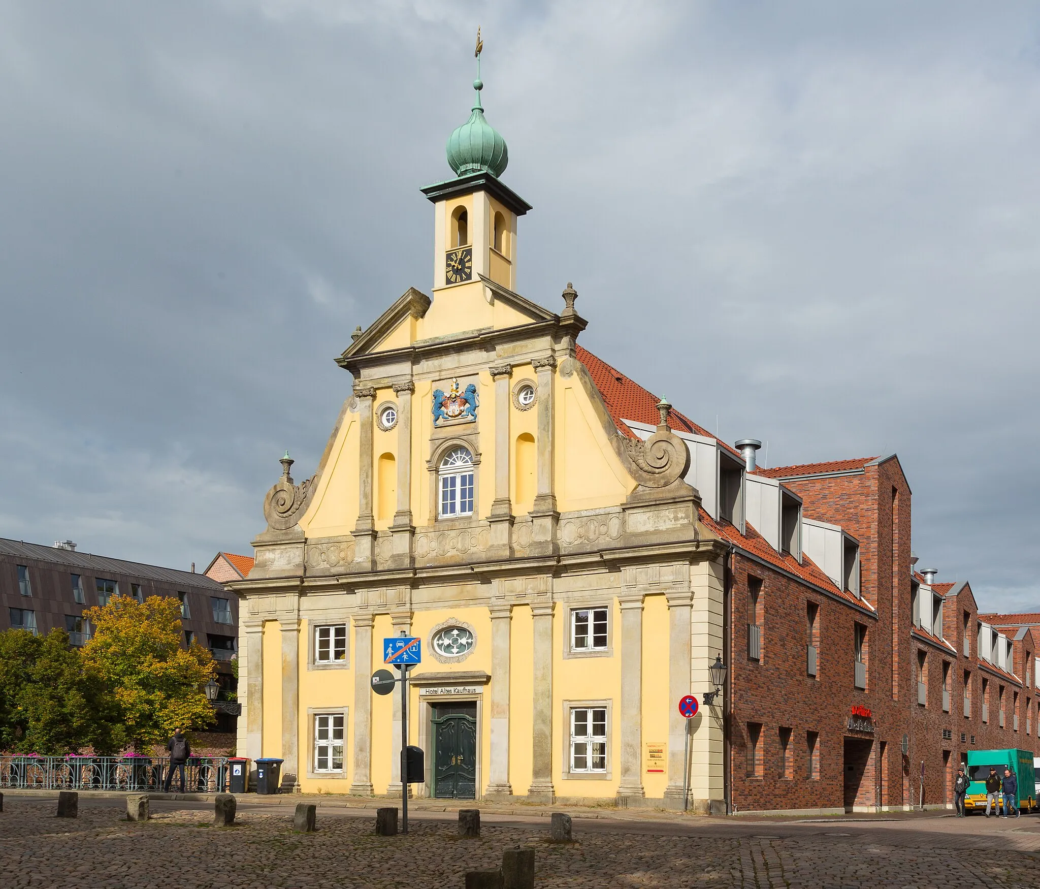 Photo showing: The Hotel Old Store (Hotel Altes Kaufhaus) in Lüneburg, Landkreis Lüneburg, Lower Saxony, Germany. The façade of the Old Store is a listed cultural heritage monument.