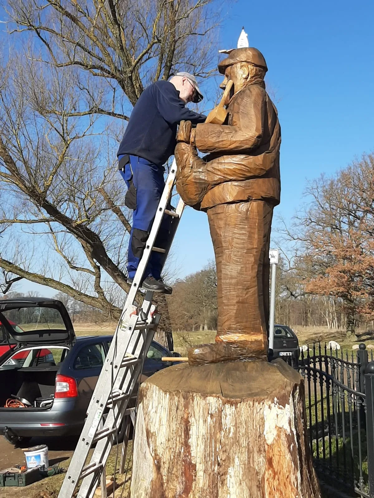 Photo showing: Reparatur der Sämann-Statue in Walow durch Gerald Schwörk