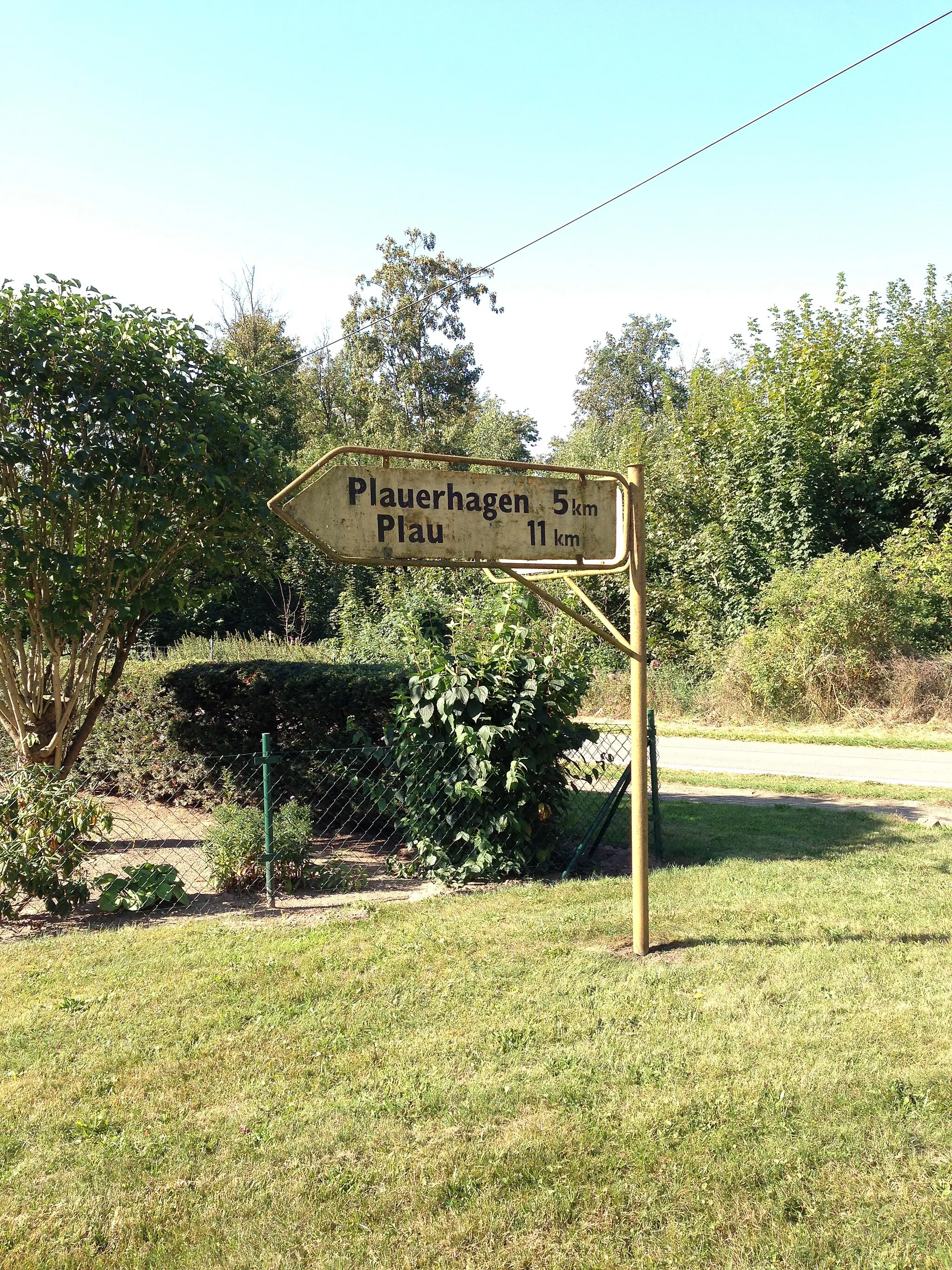 Photo showing: Old fingerpost in Kuppentn, district Ludwigslust-Parchim, Mecklenburg-Vorpommern, Germany