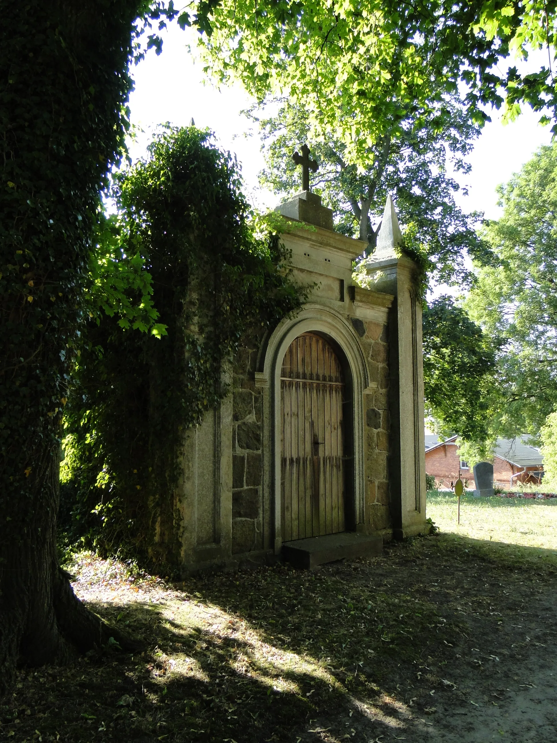 Photo showing: Chapel next to the church in Klein Helle, district Demmin, Mecklenburg-Vorpommern, Germany