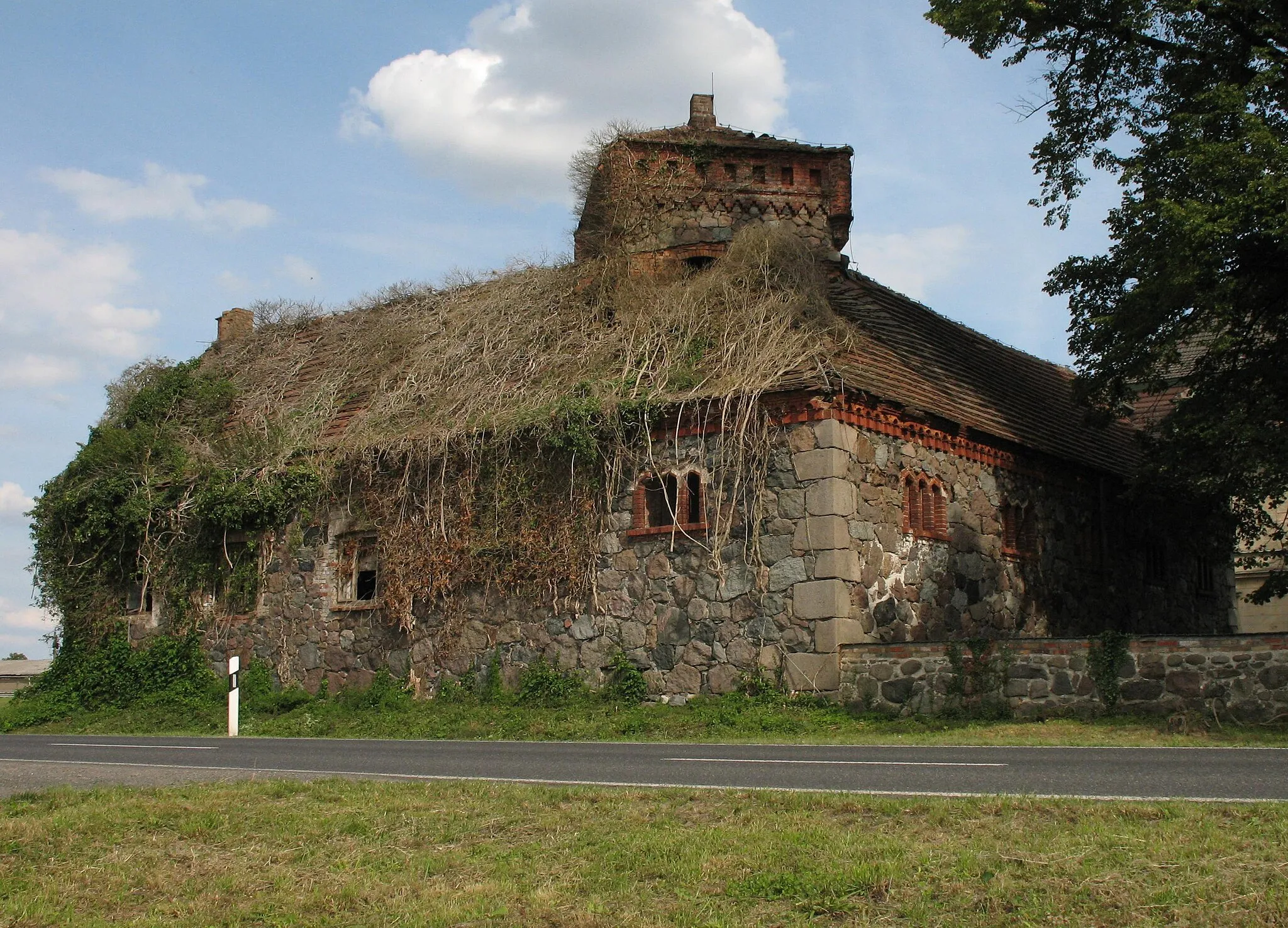 Photo showing: Rests of the stable of manor house in Vollrathsruhe in Mecklenburg-Western Pomerania, Germany