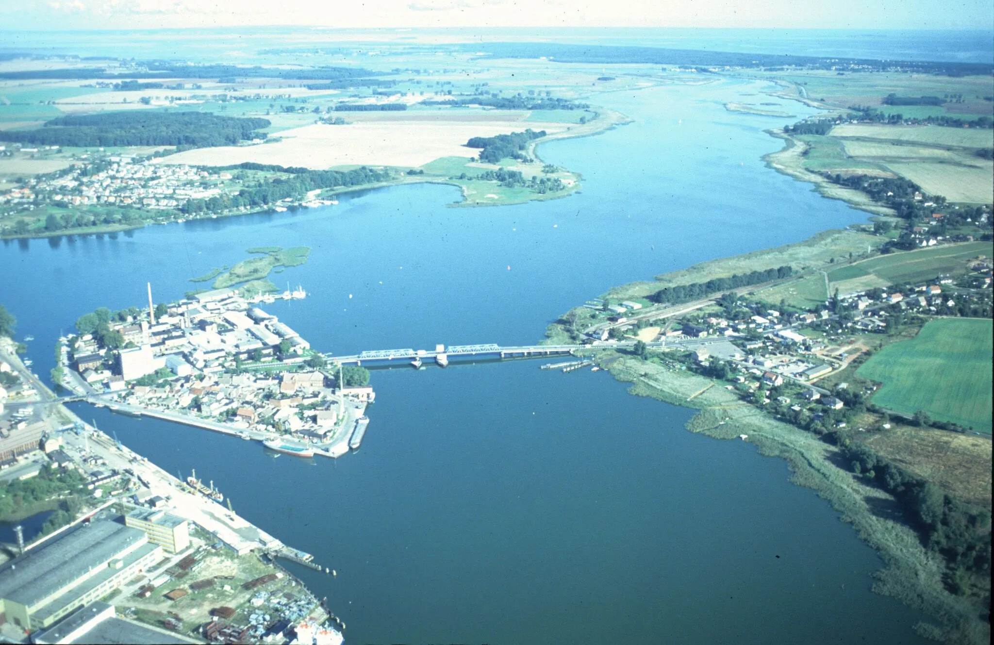 Photo showing: Luftbild von Wolgast vom 18.09.1992 mit der alten Peenebrücke