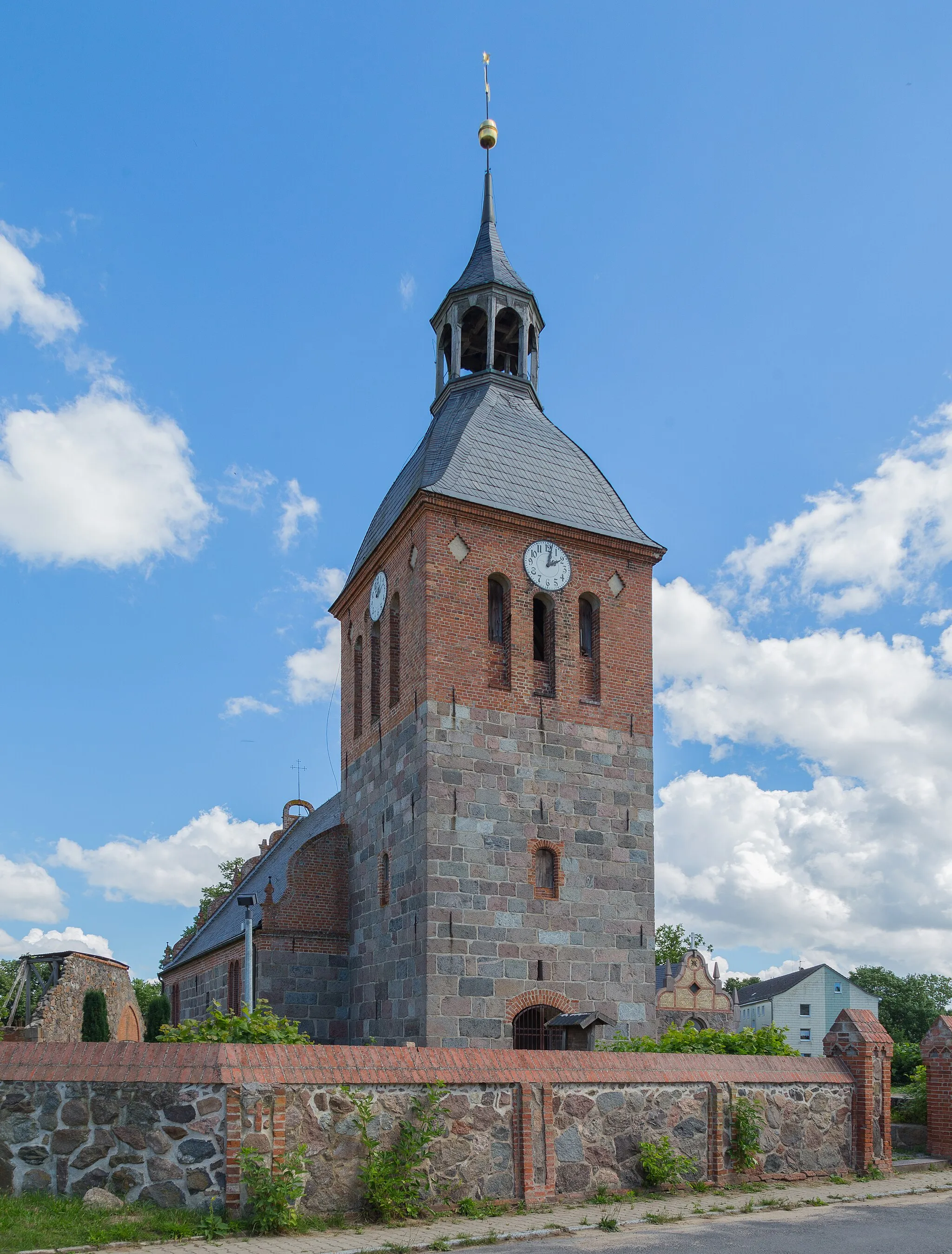 Photo showing: The Protestant village church of Bristow, district of Schorssow, Landkreis Rostock, Mecklenburg-Western Pomerania, Germany. The church is a listed cultural heritage monument.
