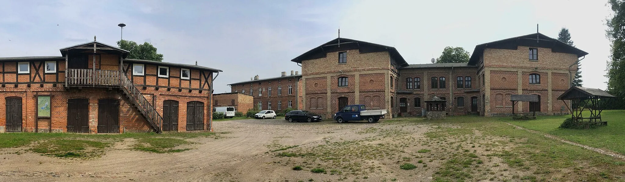 Photo showing: Ehemalige Zuckerfabrik in Dahmen (Mecklenburg) - ehem. Arbeiterwohnungen und Nebengebäude - Das rechte Gebäude und das anschließende Gelände dienten bis 2015 als Jugendherberge