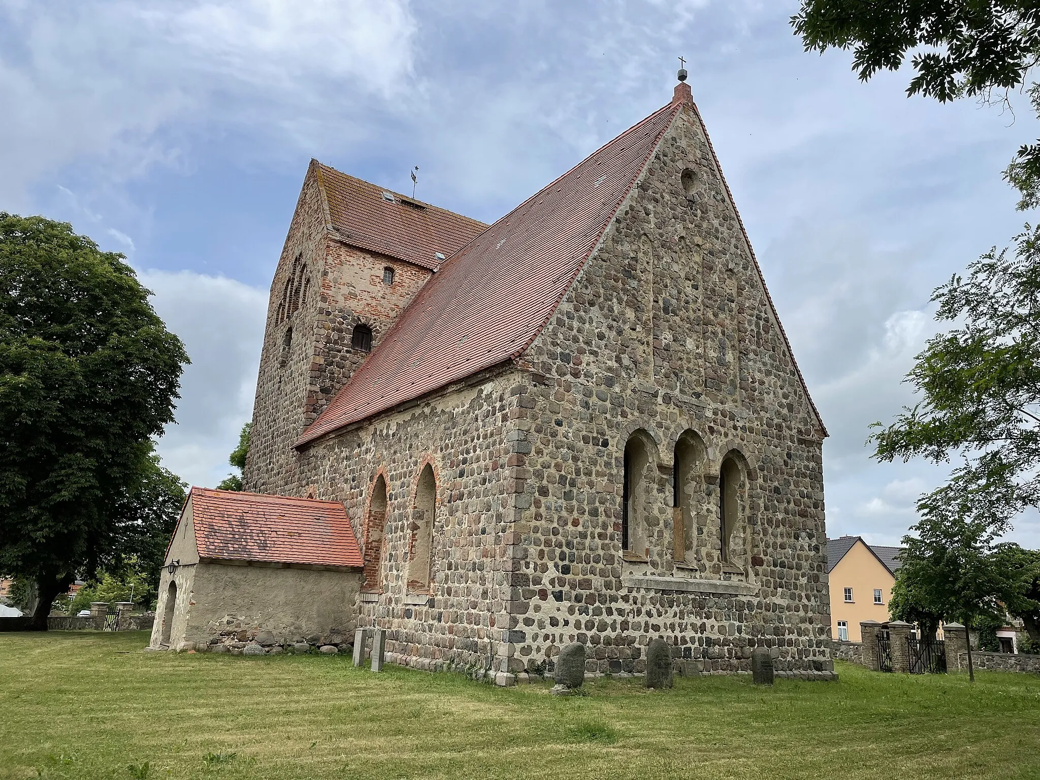 Photo showing: Die Kirche Fahrenwalde der Gemeinde Fahrenwalde im Landkreis Vorpommern-Greifswald ist eine Feldsteinkirche aus dem 13. Jahrhundert. Im Innern steht unter anderem ein Altar aus dem 18. Jahrhundert.