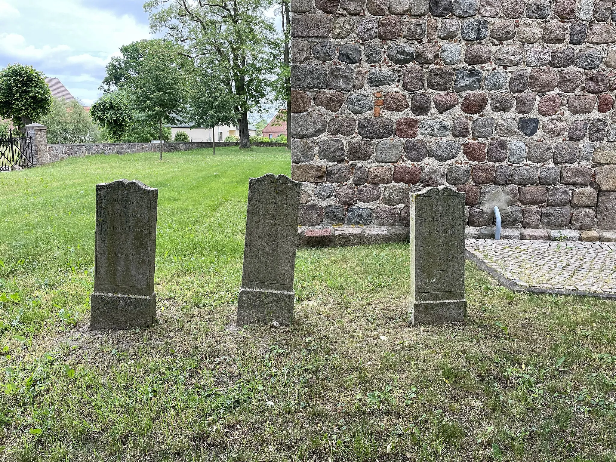 Photo showing: Die Kirche Fahrenwalde der Gemeinde Fahrenwalde im Landkreis Vorpommern-Greifswald ist eine Feldsteinkirche aus dem 13. Jahrhundert. Im Innern steht unter anderem ein Altar aus dem 18. Jahrhundert.