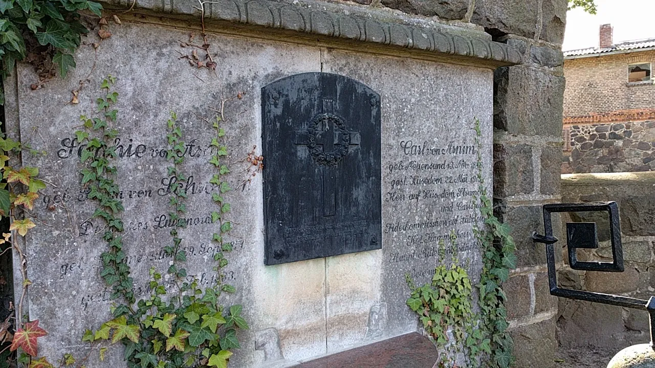 Photo showing: Grabmal auf dem Friedhof, Kirchhof Züsedom.