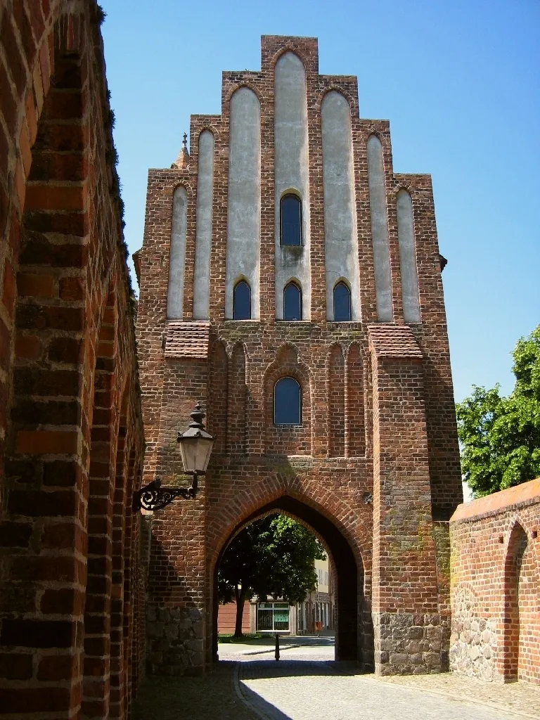 Photo showing: Das Friedländer Tor (Haupttor, Feldseite) in Neubrandenburg (Mecklenburg).