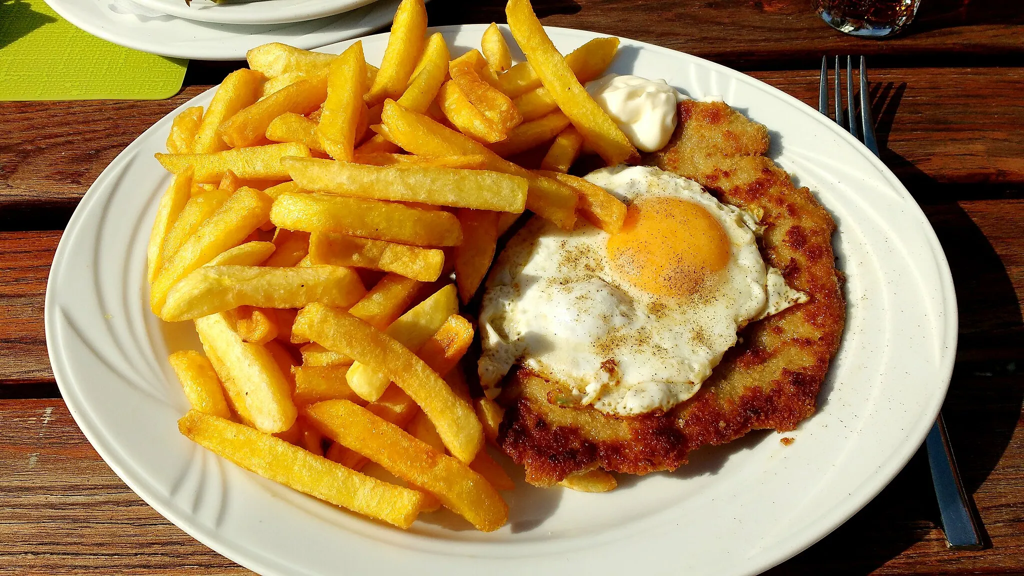 Photo showing: Schnitzel mit Spiegelei