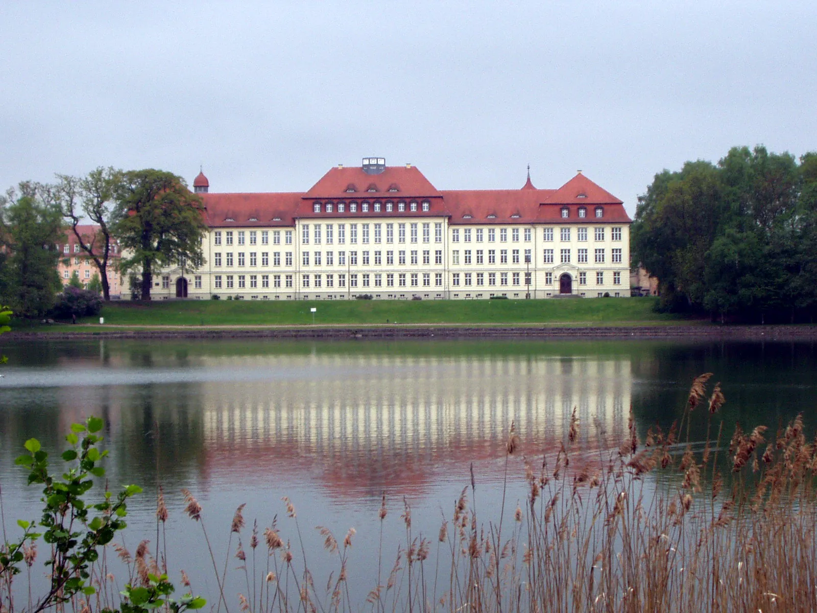 Photo showing: Gymnasium Carolinum am Glambecker See in Neustrelitz, Germany

Taken May 2004