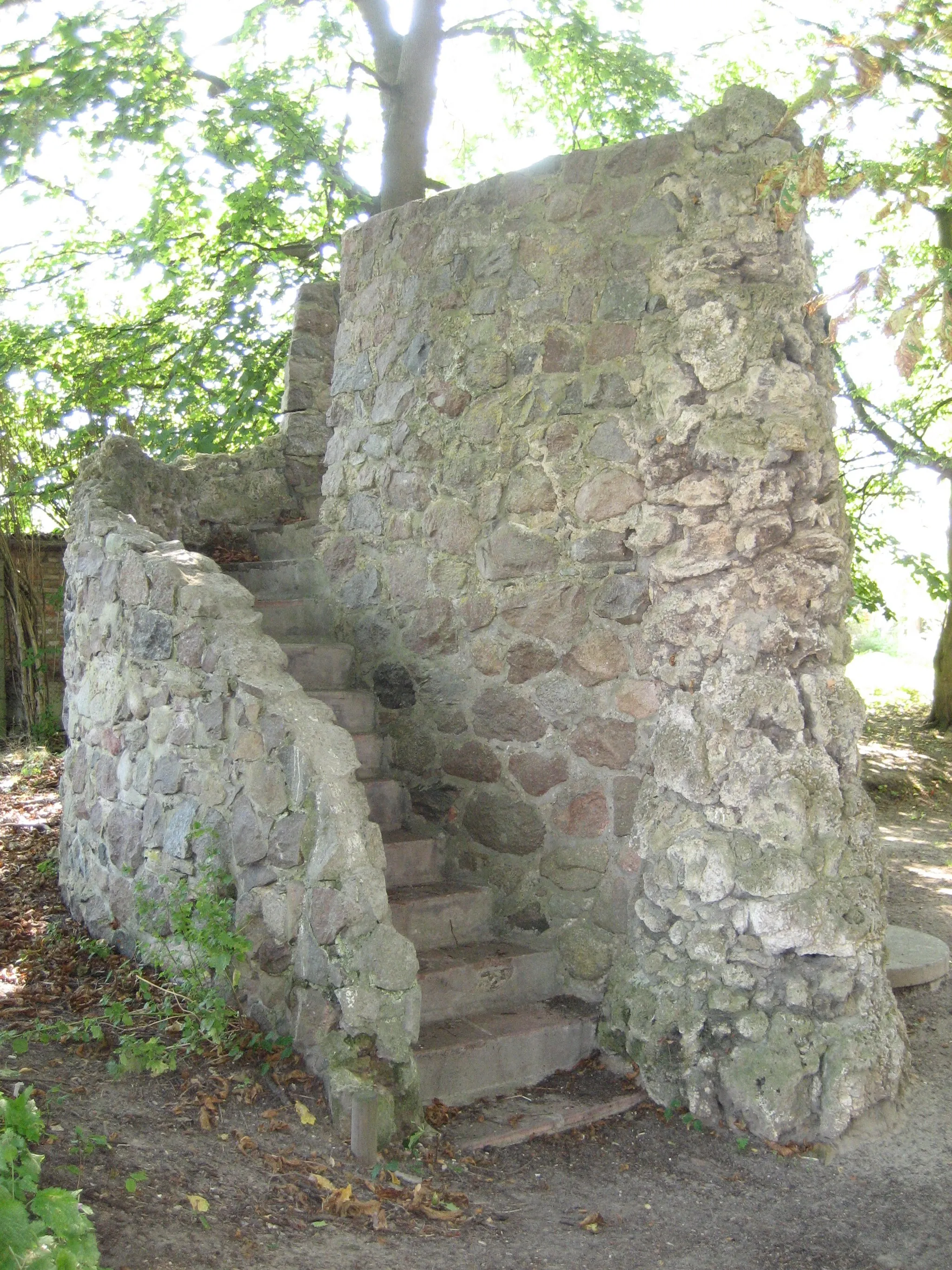 Photo showing: Der Bürgerpark entstand 1898 auf Initiative des Pasewalker Bürgermeisters Albert Will. Im Jahr 1903 wurde ihm zu Ehren die Liebesgrotte errichtet, eine aus Tuffstein erbaute Höhlenformation, in deren Innern sich eine Gedenktafel befindet und die von der Rückseite aus mit einer Treppe begehbar ist. Von dort oben eröffnet sich ein Blick über den Park mit dem nur wenig entfernt liegenden Goldfischteich.