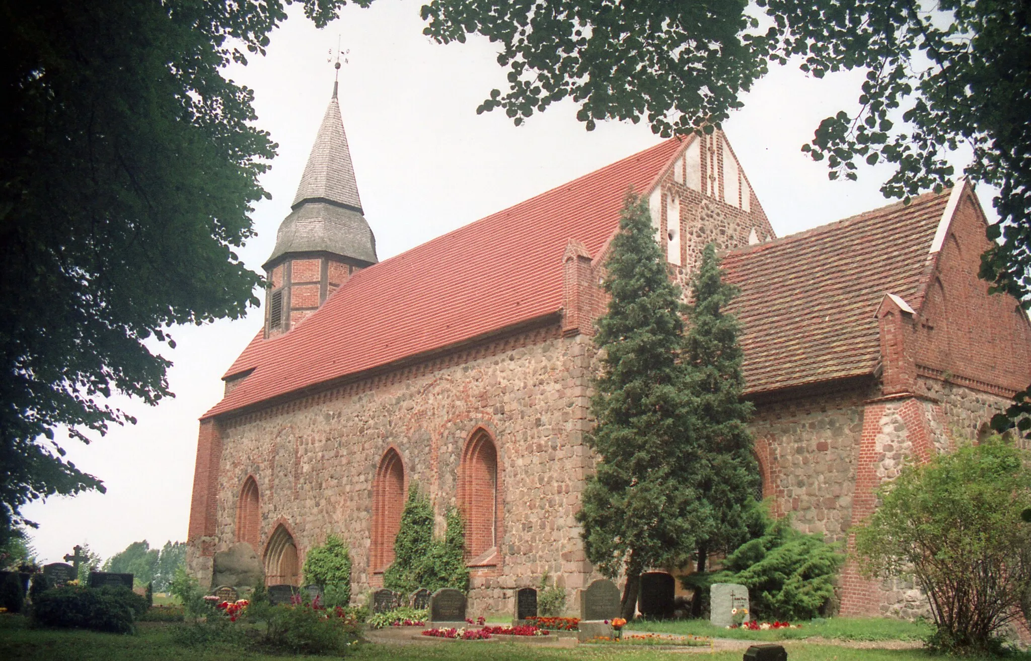 Photo showing: Dorfkirche in Ankershagen, Mecklenburg-Vorpommern in 1996
