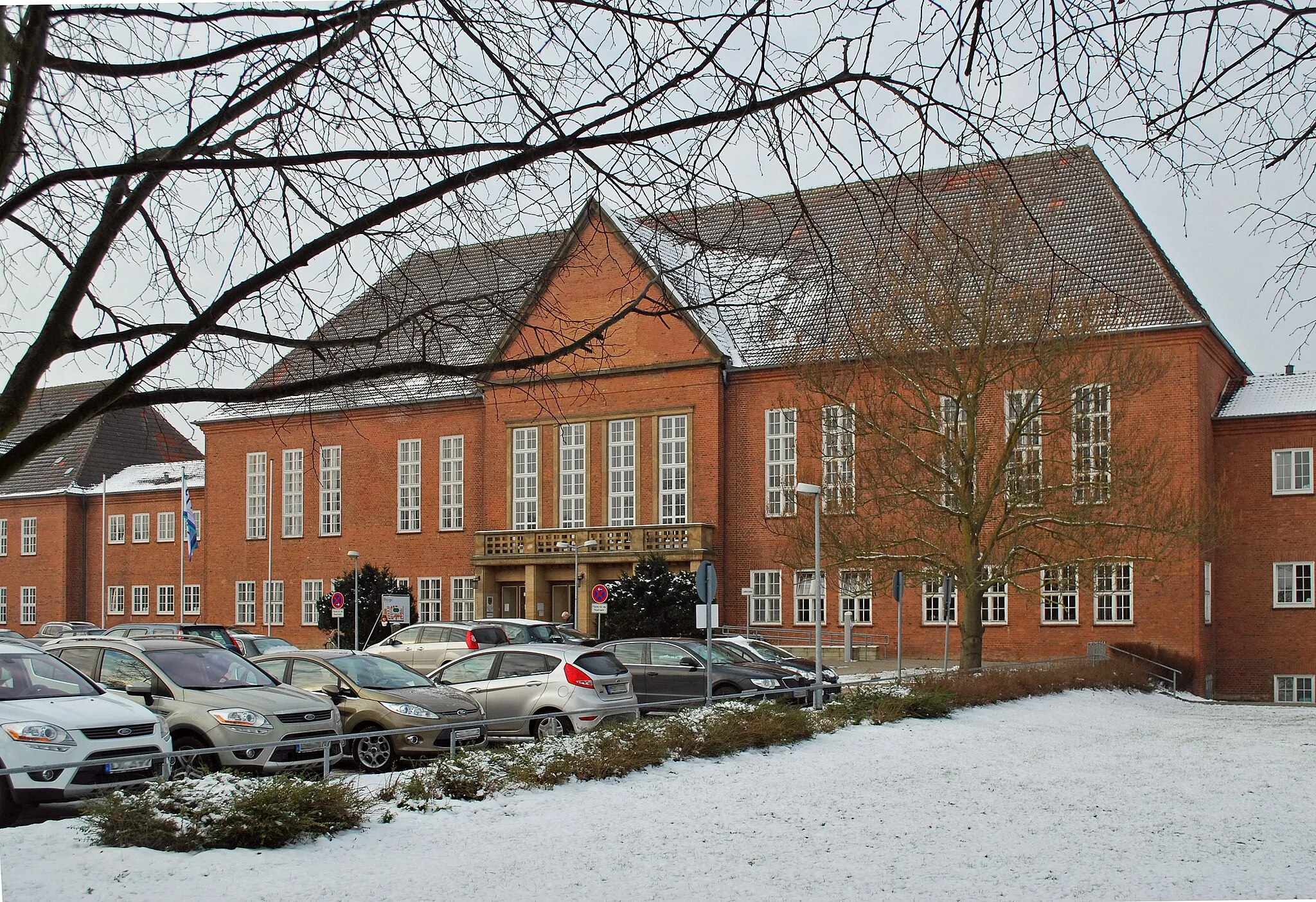 Photo showing: Das Hauptgebäude der Fachhochschule für Öffentliche Verwaltung, Polizei und Rechtspflege (FHÖVPR), Güstrow