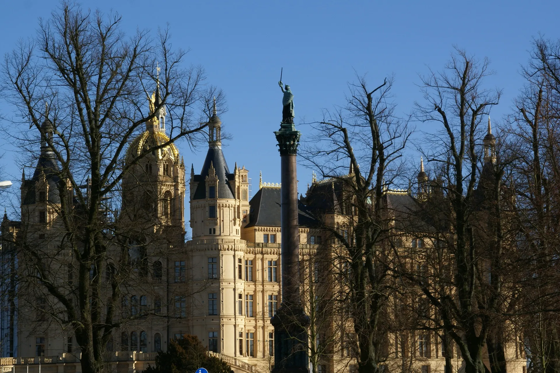 Photo showing: View of the castle in Schwerin, Germany