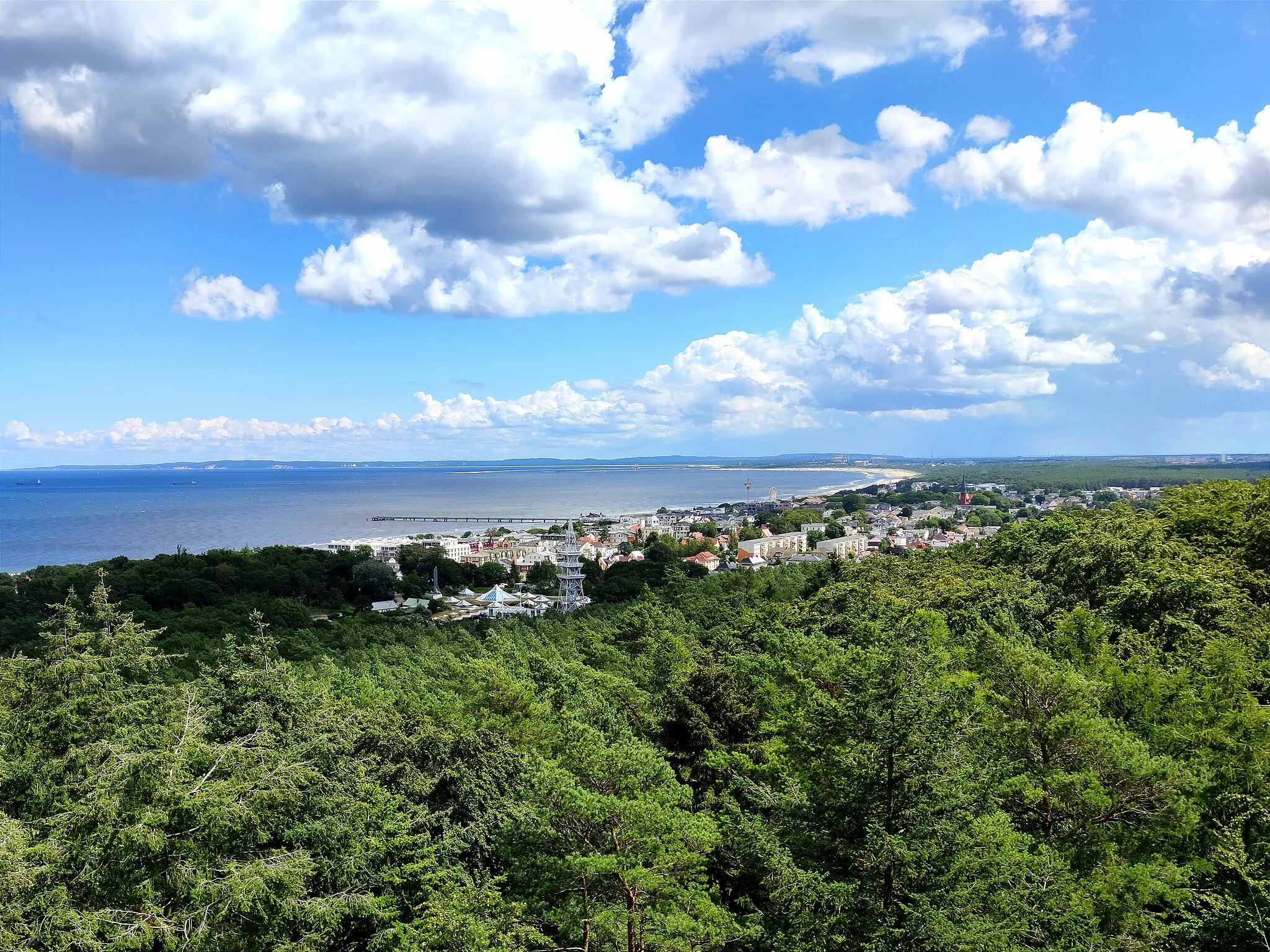 Photo showing: You can see the view from the observation tower of the Usedom treetop path (Baumwipfelpfad Usedom) looking east towards the seaside resort of Ahlbeck. The Polish city of Swinemünde can also be seen in the background. The picture was taken on 2022-07-09.