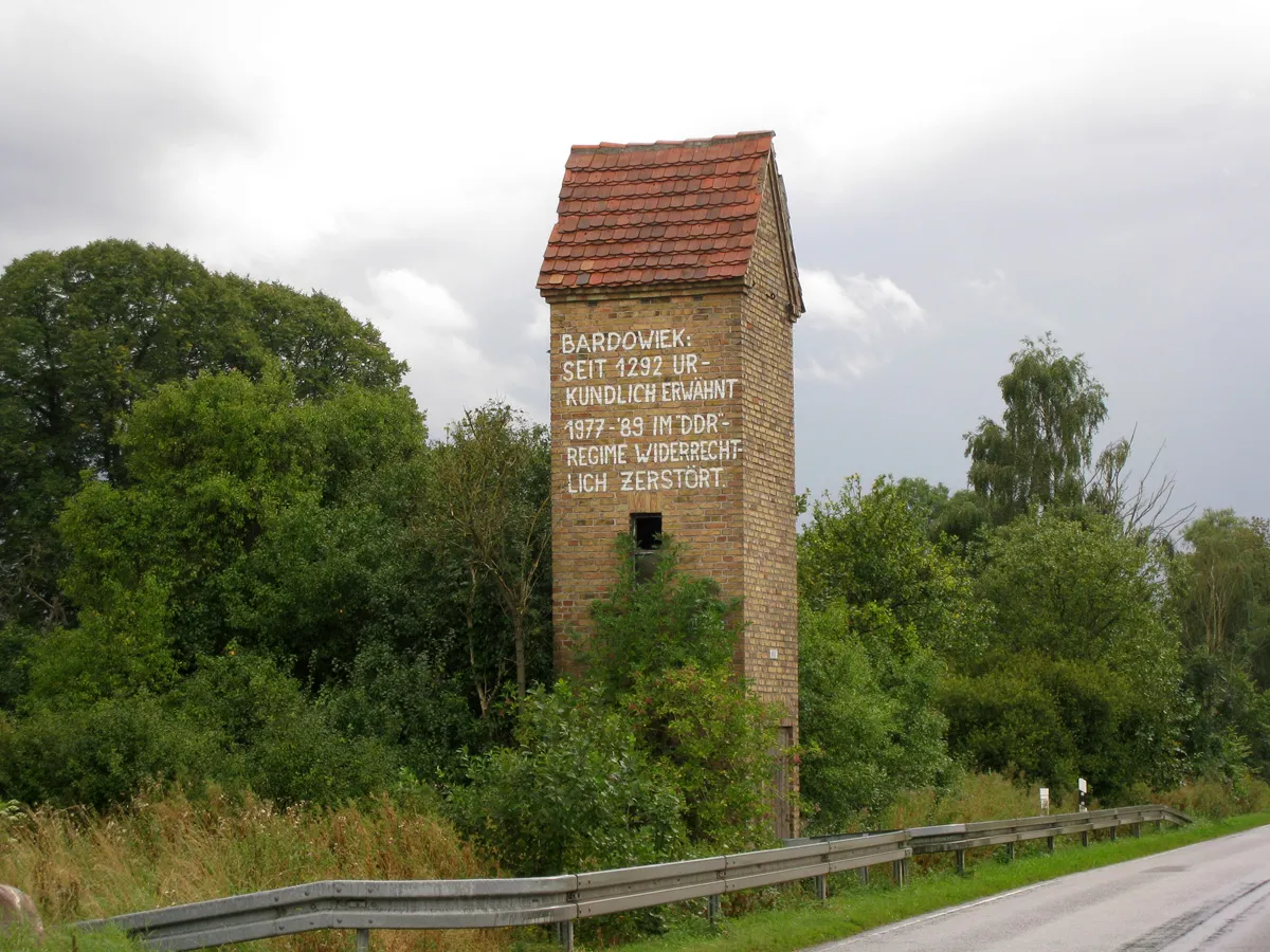 Photo showing: Power transformer substation at Bardowiek, Mecklenburg-Vorpommern. This is all that remains of the border village which was razed in the 1970s by the GDR authorities. Inscription reads: Bardowiek: mentioned in historical records since 1292; illegally destroyed between 1977 and 1989 by the 'DDR' regime.