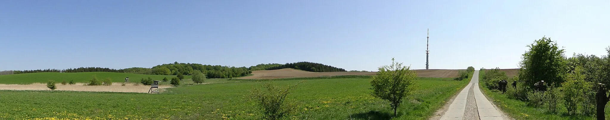 Photo showing: Panoramic view of hills Helpter Berge with radio tower, seen from municipality Helpt, district Mecklenburg-Strelitz, Mecklenburg-Vorpommern, Germany