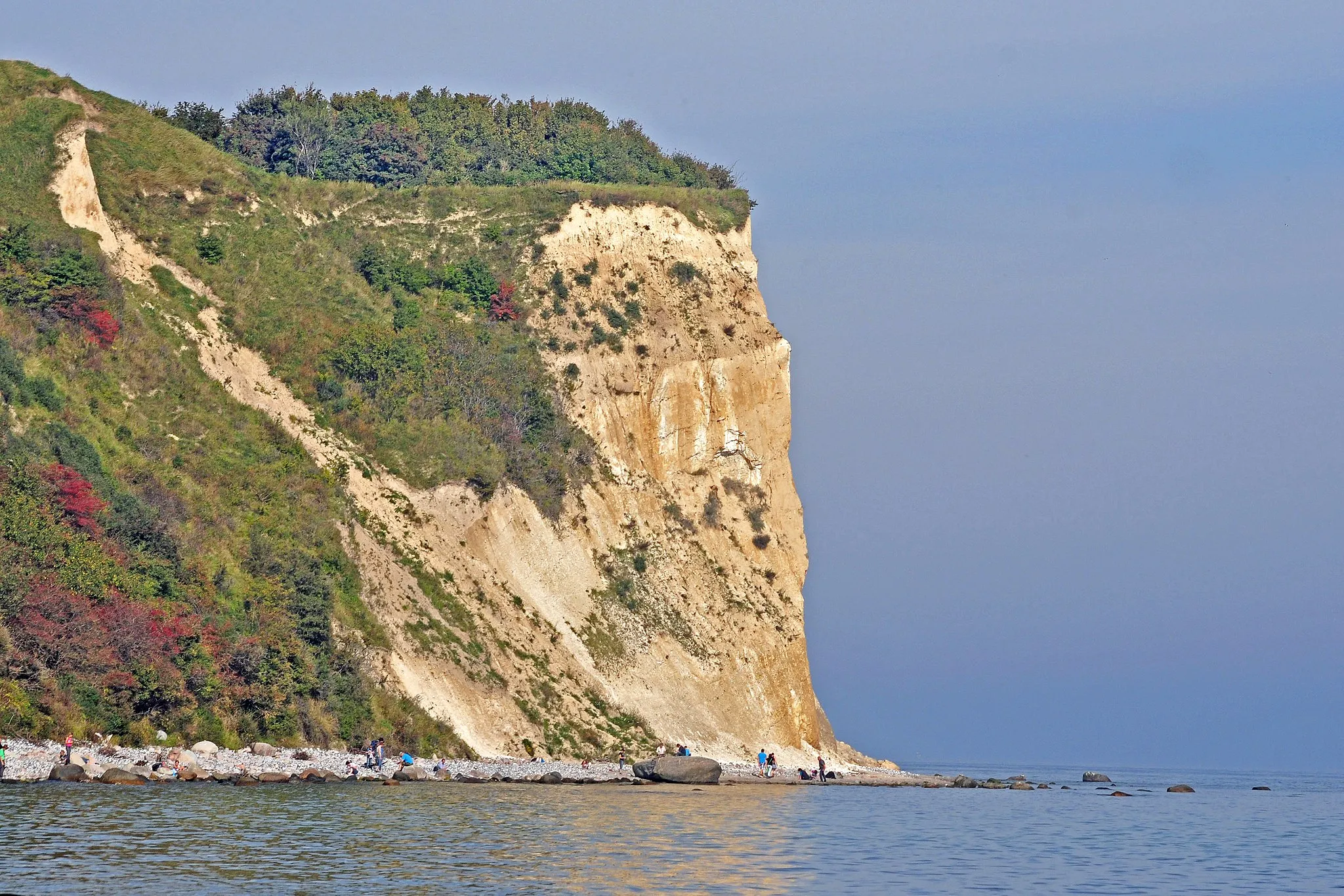 Photo showing: Cape Arkona, a 43-meter cliff made of chalk and marl in the north of the island of Rügen. The photo shows the cliff from the east side of the Wittow peninsula.