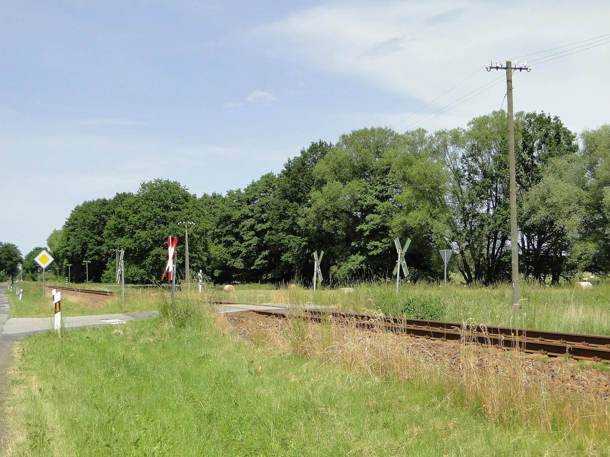 Photo showing: Level crossing of the Schwerin-Parchim railway near Zieslübbe, district Ludwigslust-Parchim, Mecklenburg-Vorpommern, Germany
