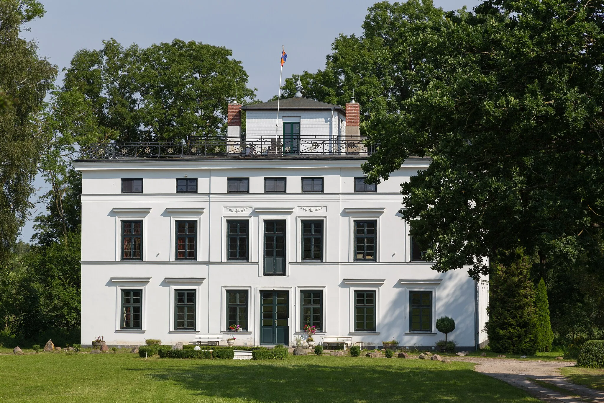Photo showing: Westenbrügge Manor House (Gutshaus Westenbrügge) in Westenbrügge, district of Biendorf, Landkreis Rostock, Mecklenburg-Vorpommern, Germany. The building is a listed cultural heritage monument.
