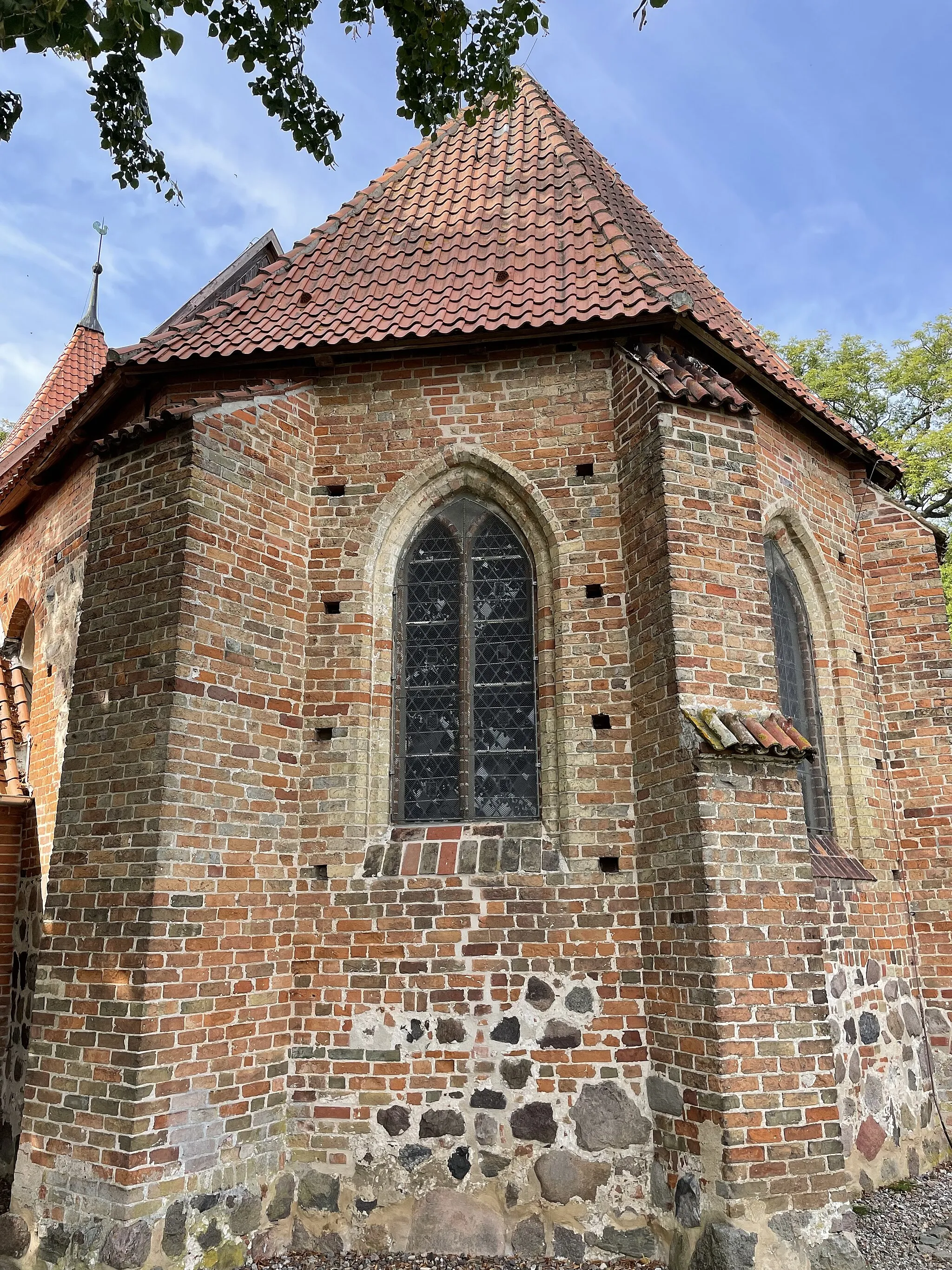 Photo showing: Die gotische Dorfkirche Hanstorf ist ein denkmalgeschütztes Kirchengebäude in Hanstorf, einem Ortsteil von Satow im Landkreis Rostock (Mecklenburg-Vorpommern).