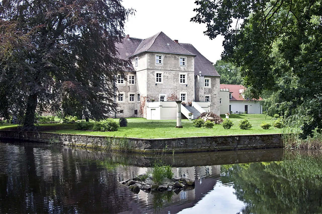 Photo showing: Wasserschloss Mellenthin, Rückseite, 2009