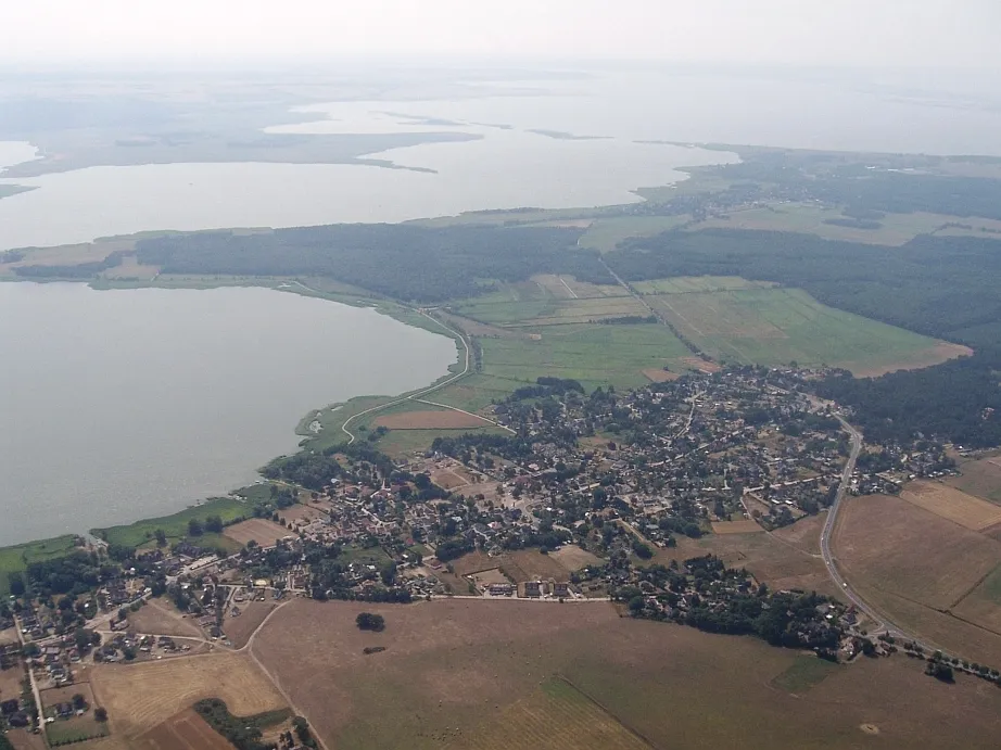 Photo showing: Luftbildaufnahme der Orte Wieck a Darß (Vordergrund) und Born a. Darß (Hintergrund)