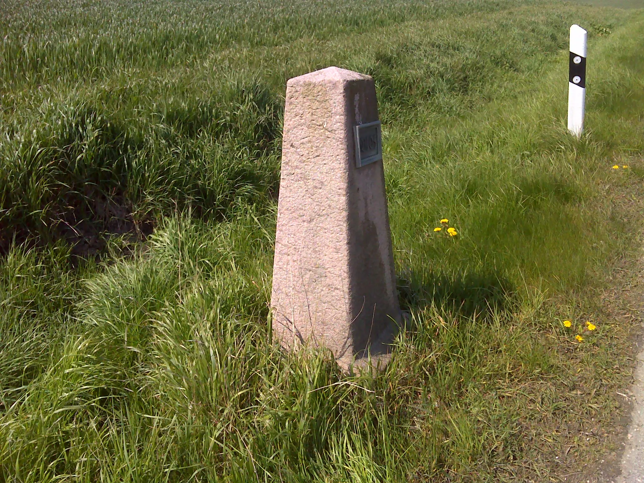 Photo showing: Holm, Halbmeilenobelisk, 150 m westlich des Abzweiges nach Holm, 1,2 km östlich des Holmer Berges,
südliche Straßenseite, Inschriftentafel: „B 105“