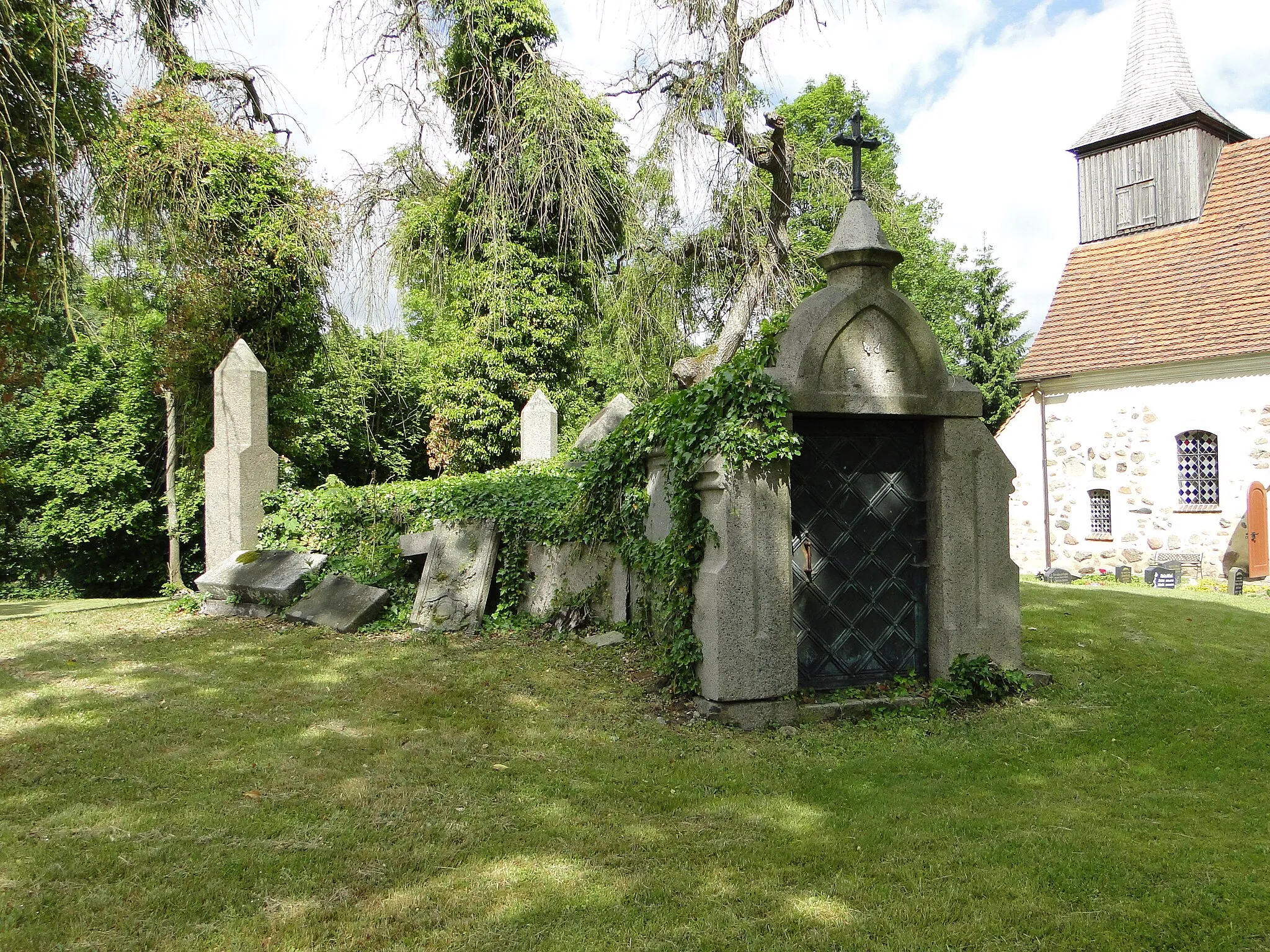 Photo showing: Burial vault of the Barner family on the church yard in Bülow, district Ludwigslust-Parchim, Mecklenburg-Vorpommern, Germany