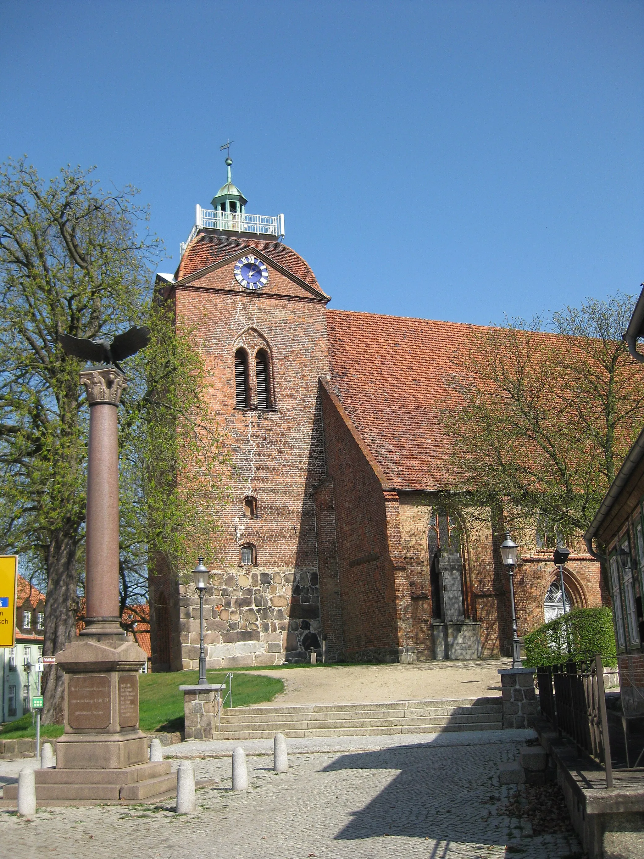 Photo showing: Laurentius church in Schönberg, Meckl. with two war memorials