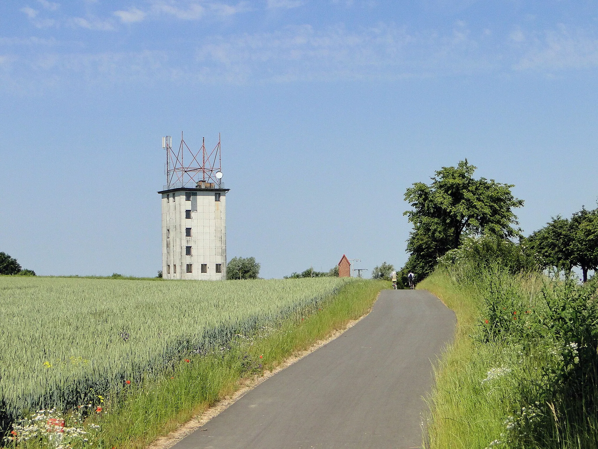 Photo showing: Building used as radio tower at hill Hütterberg between Herren Steinfeld and Gottmannsförde, district Nordwestmecklenburg, Mecklenburg-Vorpommern, Germany