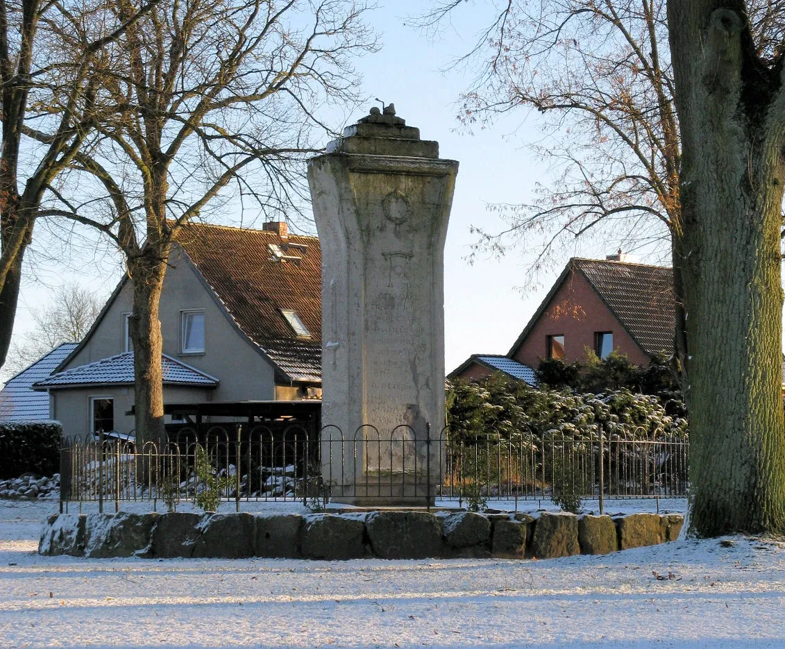 Photo showing: War memorial in Holthusen, Mecklenburg-Vorpommern, Germany