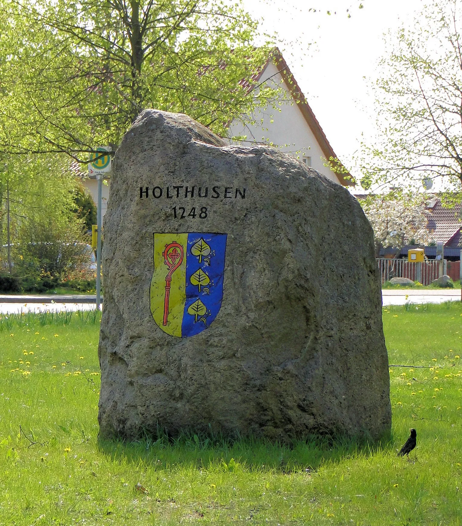 Photo showing: Stone with coat of arms in Holthusen, district Ludwigslust-Parchim, Mecklenburg-Vorpommern, Germany