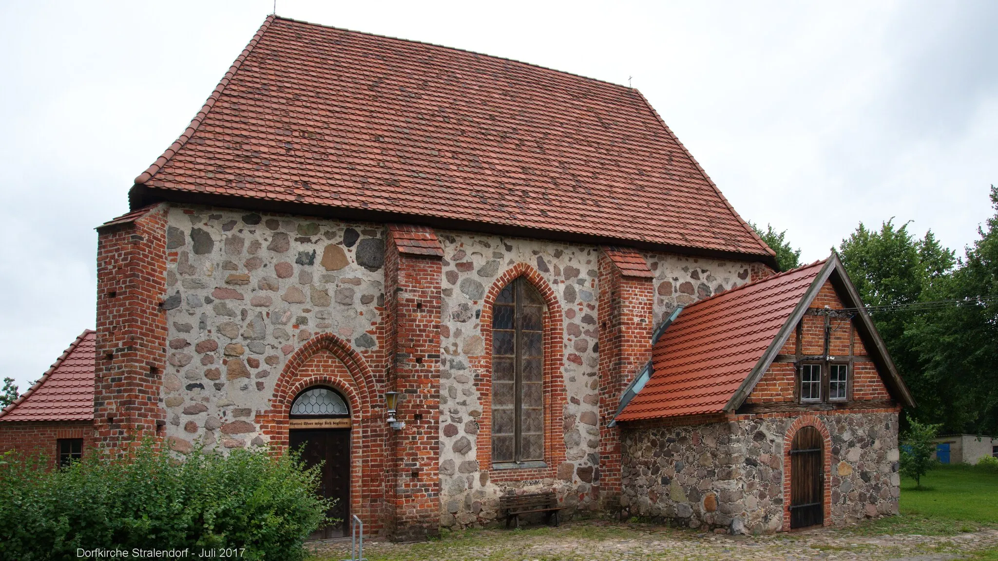 Photo showing: Stralendorf - Dorfkirche mit separatem Glockenturm