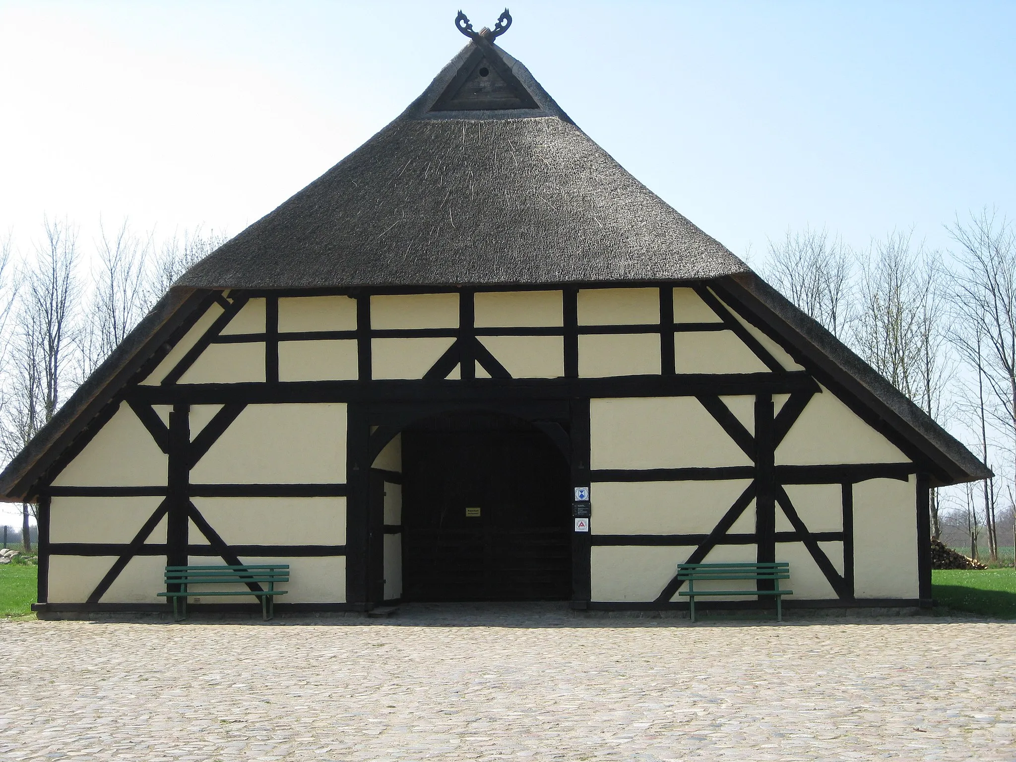 Photo showing: Das Bechelsdorfer Schulzenhaus von 1525 ist seit 1972 Mittelpunkt eines kleinen Freilichtmuseums in Schönberg, Meckl.