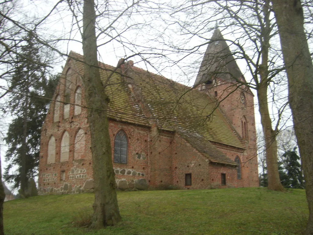 Photo showing: Backsteingotische Dorfkirche von Roggenstorf im Landkreis Nordwestmecklenburg.