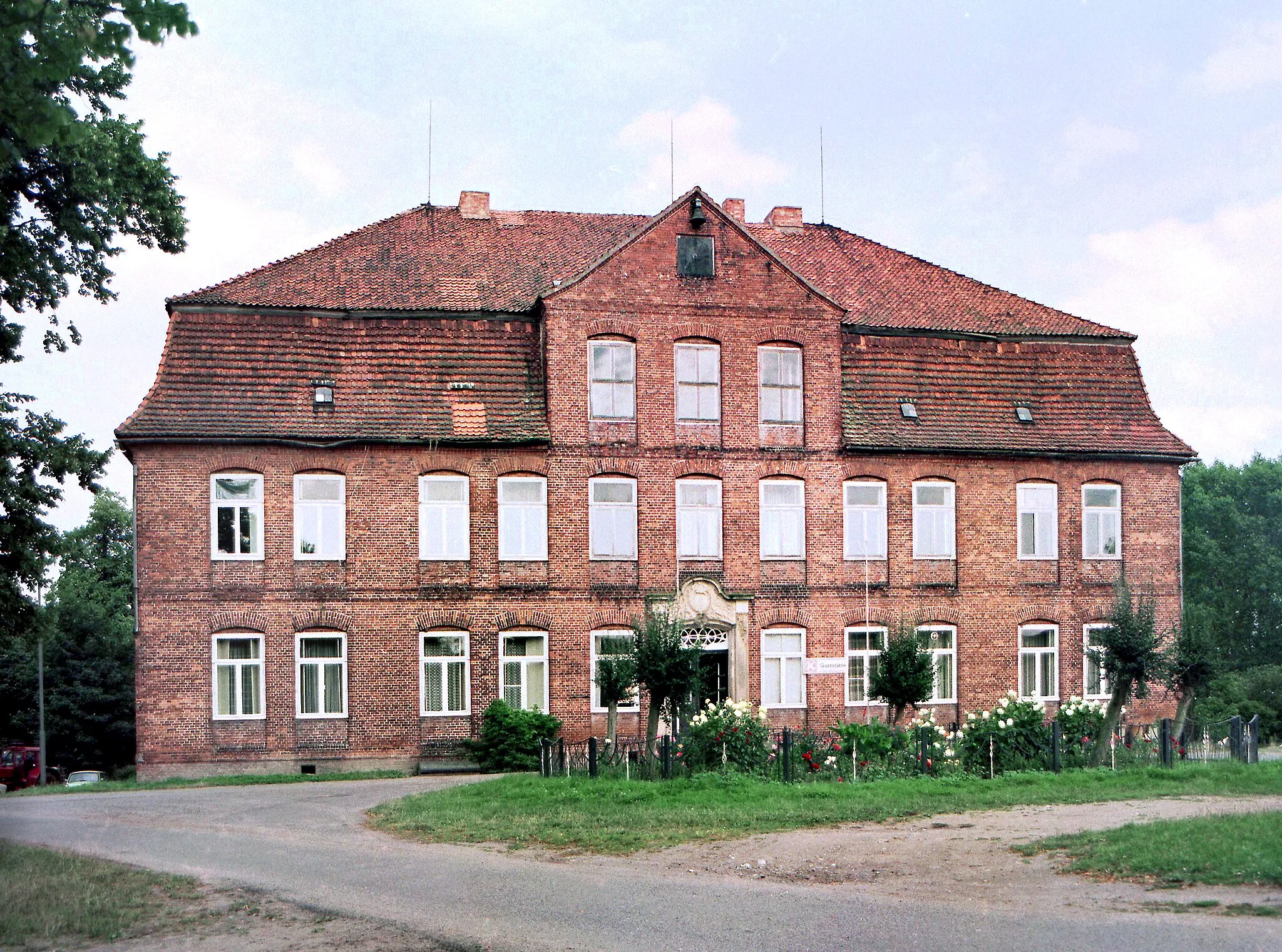 Photo showing: 12.08.1988   2421  [23936]  Plüschow: Schloß von Süden. Der Backsteinbau wurde 1763 für den Hamburger Kaufmann Phillip Heinrich von Stenglin errichtet. Seit 1954 steht das Schloß unter Denkmalschutz. 1988 wurde mit der Rekonstruktion begonnen.                                             [R19880812A09.JPG]19880812320NR.JPG(c)Blobelt